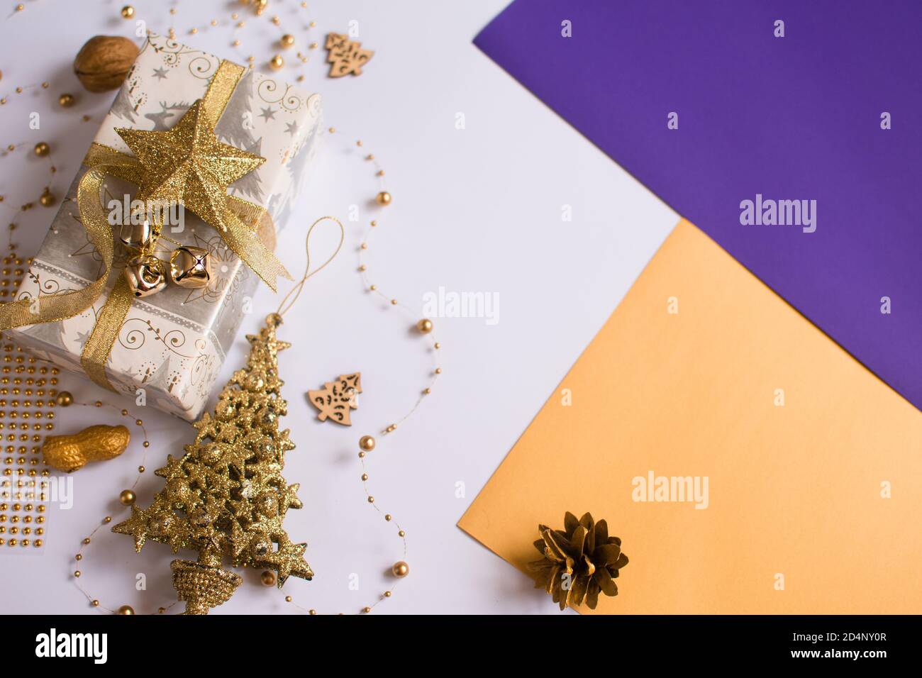 Weihnachten und Neujahr Hintergrund für Karte. Geschenk und Dekor auf dem Hintergrund Stockfoto