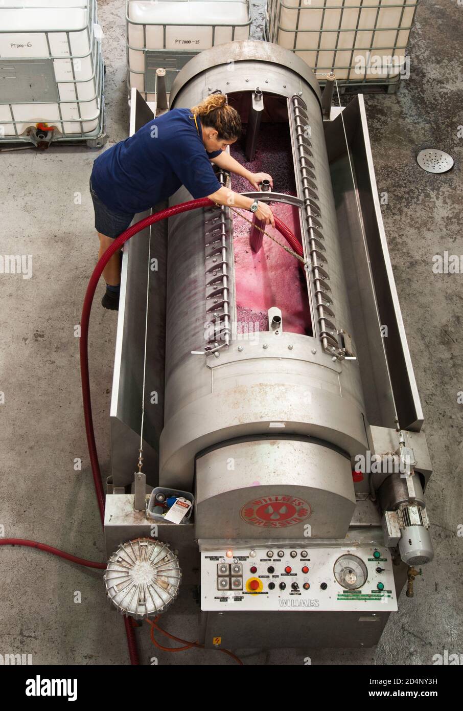 In einer pneumatischen Weinpresse in einem modernen australischen Weingut Pumpen über Stockfoto