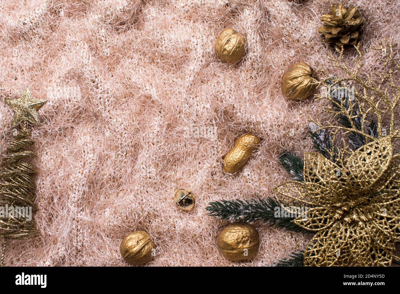 weihnachts-Layout auf Stoff-Hintergrund. Utensilien. Christbaumzweige, goldene Nüsse, Fichtenzweig. Stockfoto