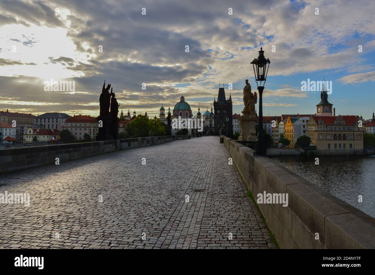 Leere Karlsbrücke in Prag Stockfoto