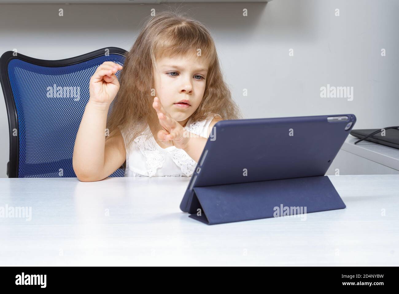 Kleines Mädchen, das geistige Arithmetik online tut.das Kind trainiert Gedächtnis mit Die Finger Stockfoto