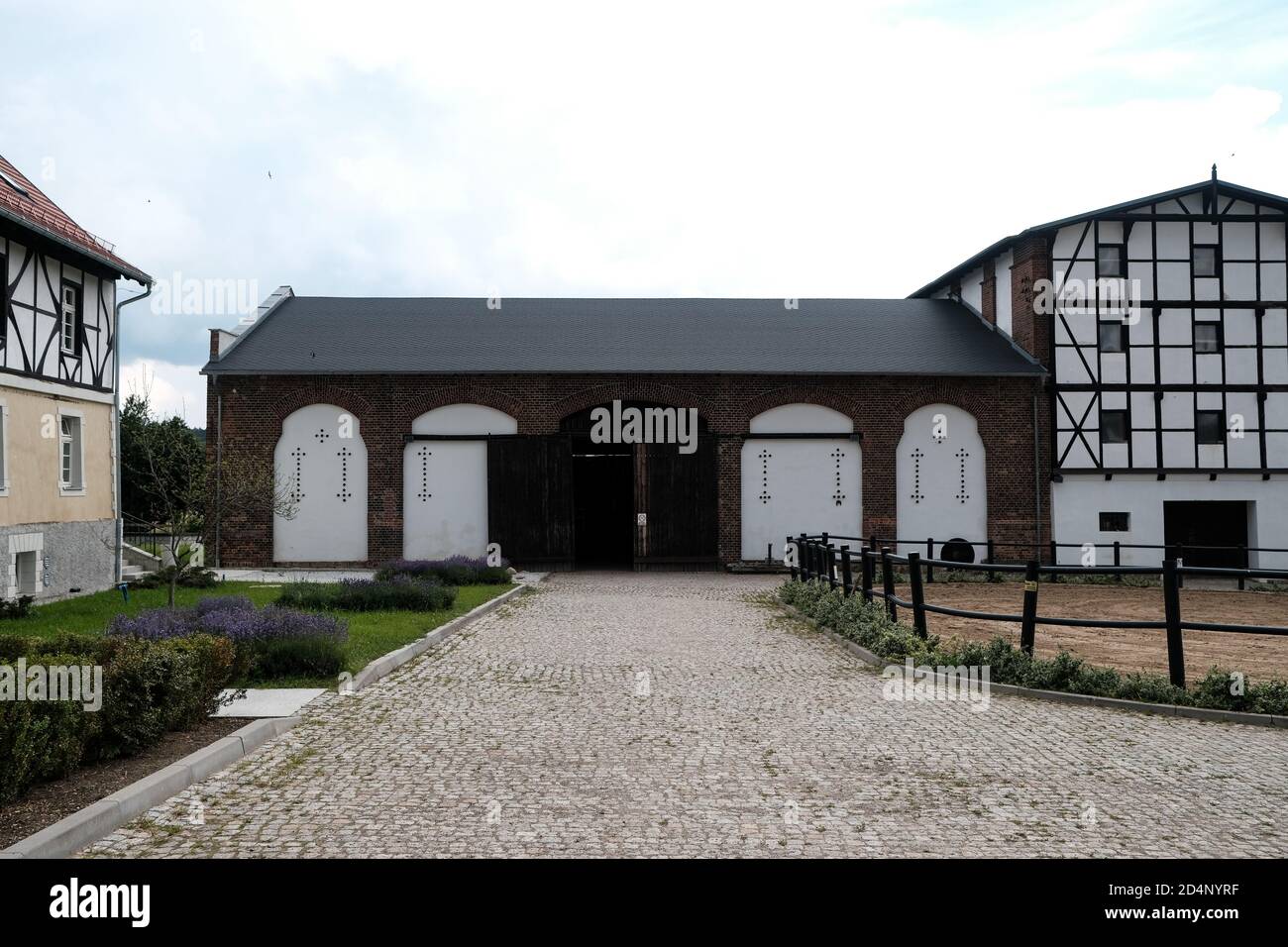 Walbrzych, Polen - 15. Juli 2020: Dworzysko-Komplex. Restaurierter Bauernhof aus dem 19. Jahrhundert im rustikalen Stil am Fuße des Berges Chelmiec Stockfoto