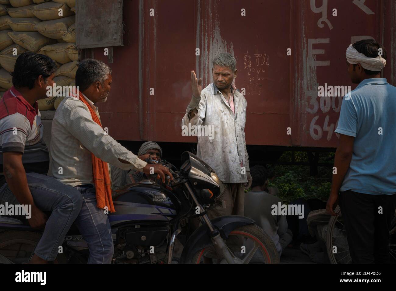 Streit zwischen Handarbeiter und Arbeitgeber über schlechte Löhne für den Transport von schweren Säcken Zement an der Eisenbahn Juncition in Mathura, Uttar Pradesh, Indien. Stockfoto