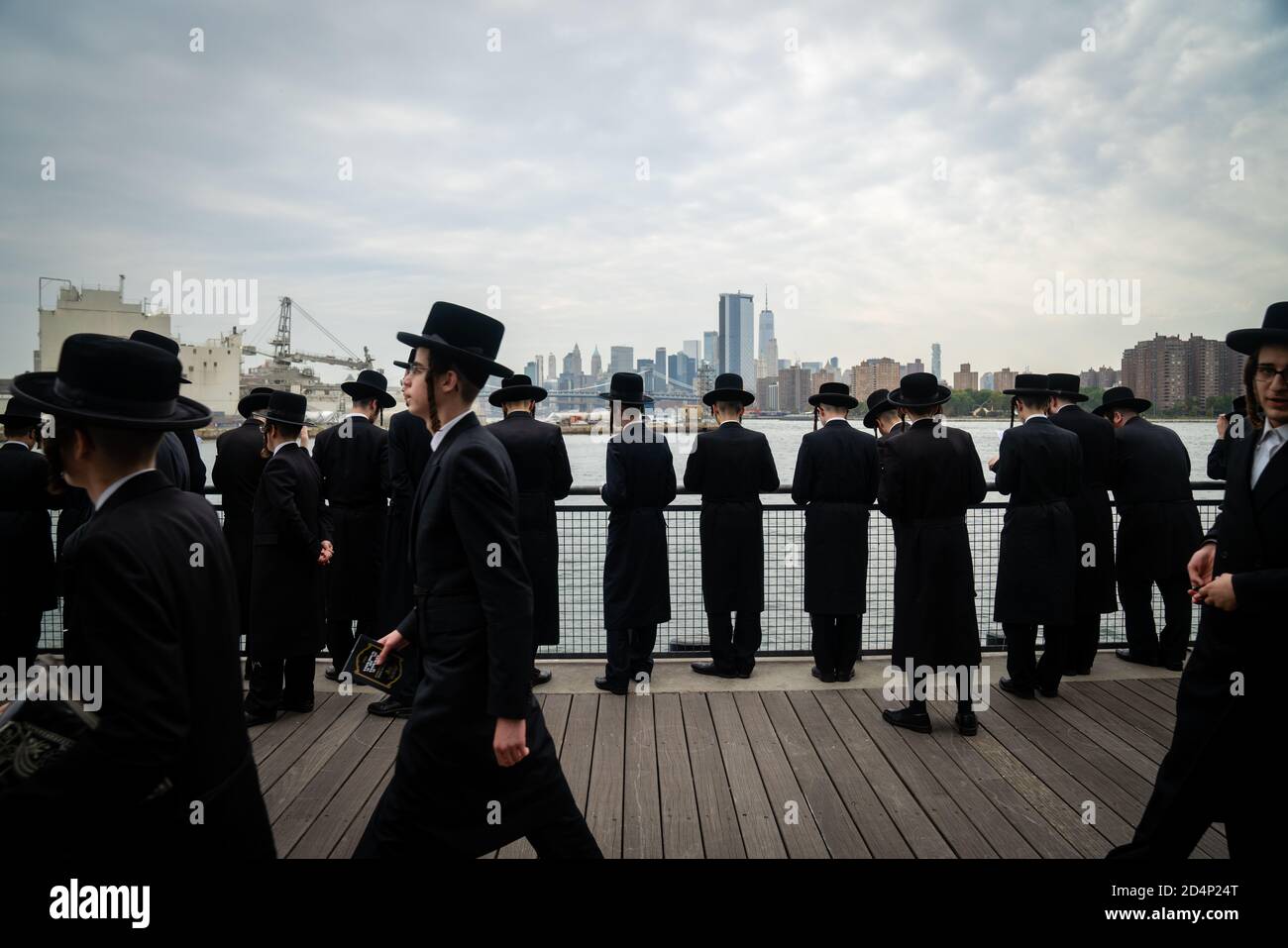 NEW YORK, USA - 24. Sep 2020: Chassidische Juden aus dem Williamsburg-Viertel Brooklyn, New York, versammeln sich zum taschlich New Year's Cere Stockfoto