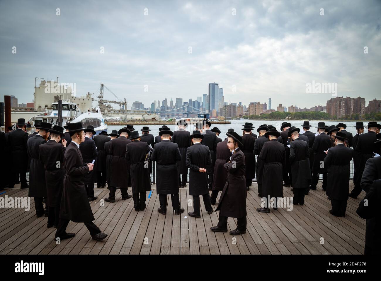 NEW YORK, USA - 24. Sep 2020: Chassidische Juden aus dem Williamsburg-Viertel Brooklyn, New York, versammeln sich zum taschlich New Year's Cere Stockfoto