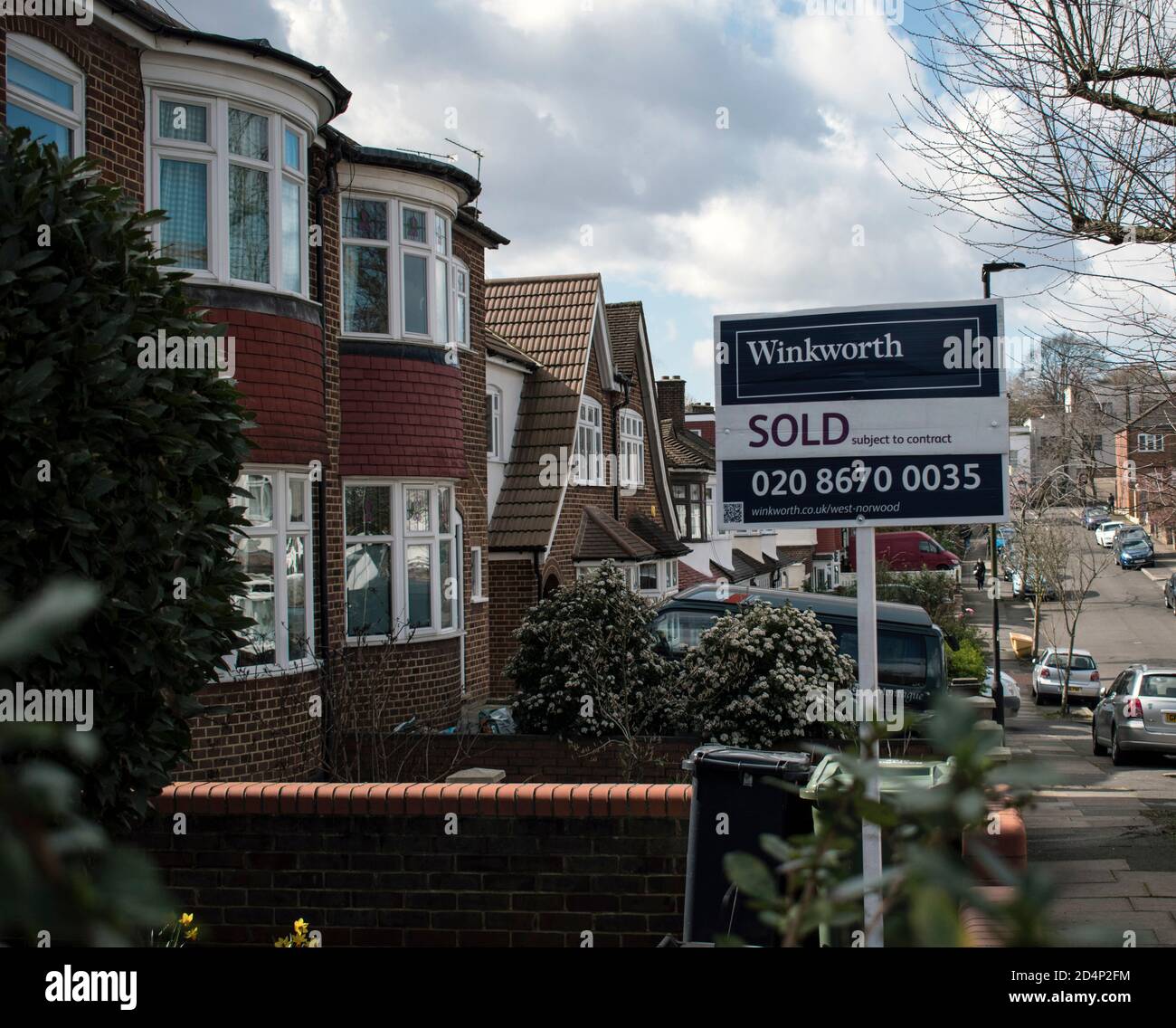 London, UK - 13. März 2020: Verkauft Zeichen von Winkworth Immobilienmakler auf einer Londoner Straße mit Häusern gesäumt Stockfoto