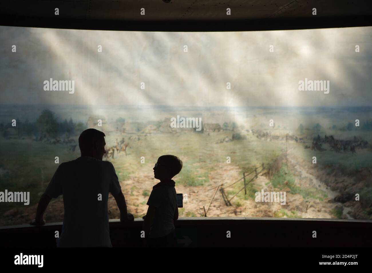 Besucher vor dem gigantischen Panorama der Lipanienschlacht am 30. Mai 1434, das der tschechische Maler Luděk Marold mit Unterstützung von Václav Jansa, Ludvík Vacátko, Karel Rašek, Theodor Hilšer und Karel Štapfer (1898) geschaffen hat, ist jetzt im Maroldovo panoráma (Marolds Panorama) in Prag, Tschechien, zu sehen. Stockfoto