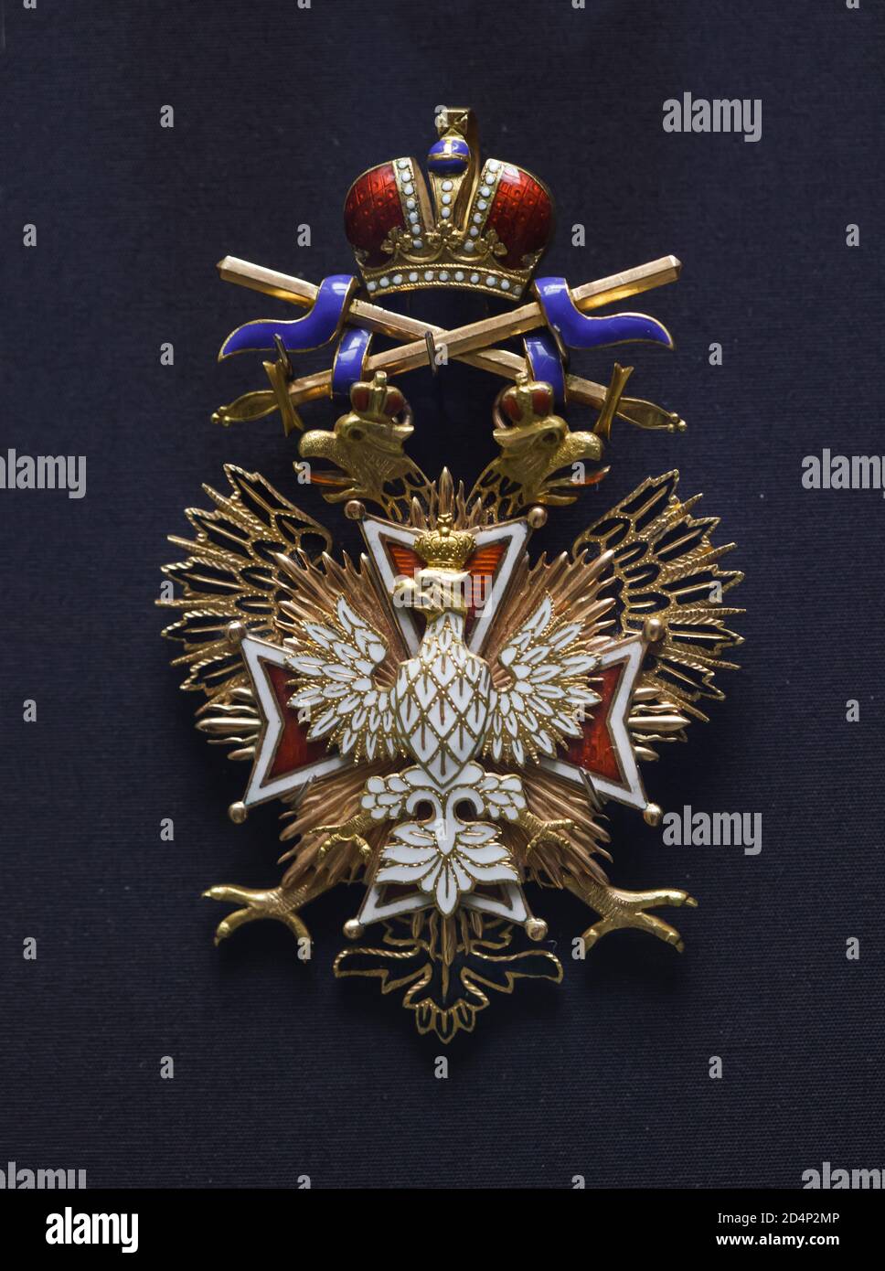 Das Abzeichen des russischen Kaiserlichen Ordens des Weißen Adlers mit Schwertern ist im Nationalmuseum (Národní Muzeum) in Prag, Tschechische Republik ausgestellt. Der russische General Aleksei Brusilov erhielt diesen Auftrag am 10. Januar 1915 während des Ersten Weltkriegs. Stockfoto