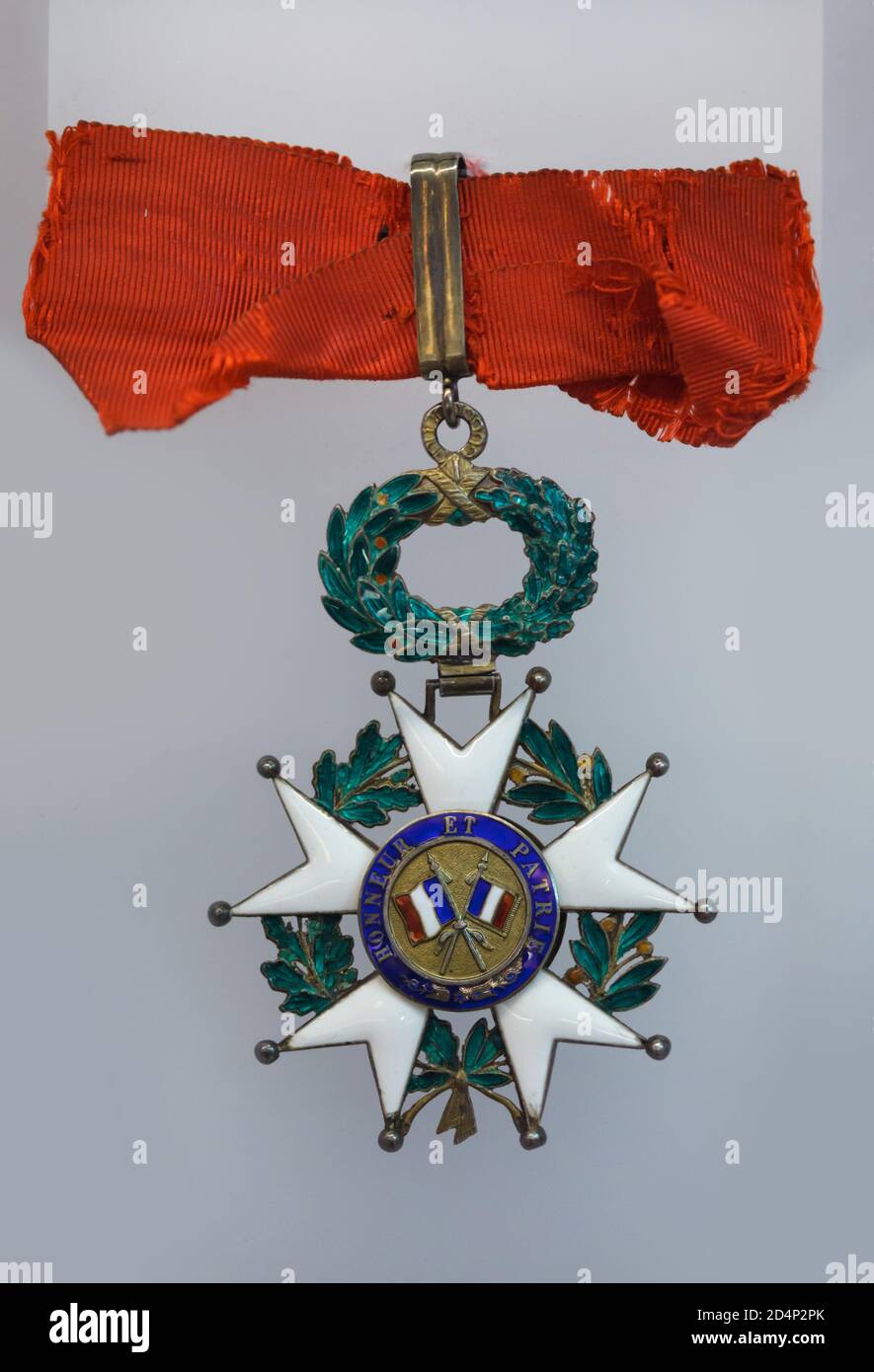 Das Kreuz des französischen Nationalordens der Ehrenlegion (Ehrenlegion) der 3. Klasse im Rang des Befehlshabers ist im Nationalmuseum (Národní muzeum) in Prag, Tschechische Republik ausgestellt. Der tschechoslowakische General Milan Rastislav Štefánik erhielt diesen Orden im Jahr 1919. Die Ausstellung über Mailand Rastislav Štefánik läuft im Nationalmuseum bis zum 29. August 2020. Stockfoto