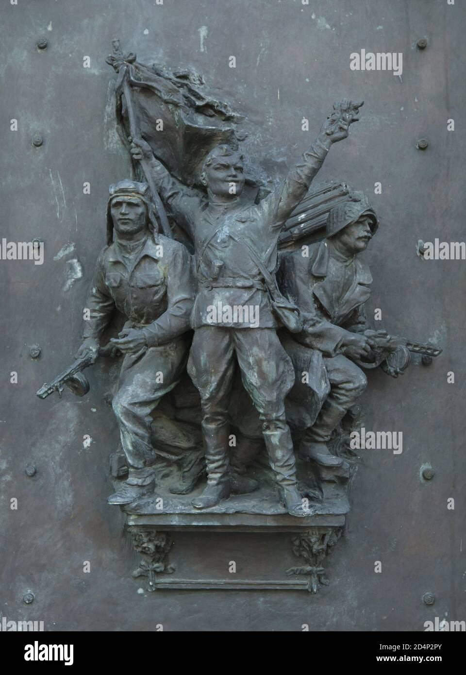 Die Befreiung der Tschechoslowakei während des Zweiten Weltkriegs, dargestellt im Bronzerelief, das von den tschechischen Bildhauern Jan Kavan und Jan Simota (1953) für das Tor zur Gedenkhalle der Roten Armee (Pamětní síň Rudé armády) im Nationaldenkmal auf dem Berg Vítkov (Národní památník na Vítkově) entworfen wurde, Jetzt das Nationalmuseum (Národní Muzeum) in Prag, Tschechische Republik. Stockfoto