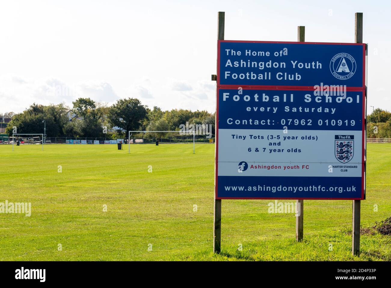 Fußballfelder des Ashingdon Youth Football Club. Sportplatz. Zeichen. Fußballschule jeden Sonntag. Winzige Klotz. Football Association Charter Standard Stockfoto