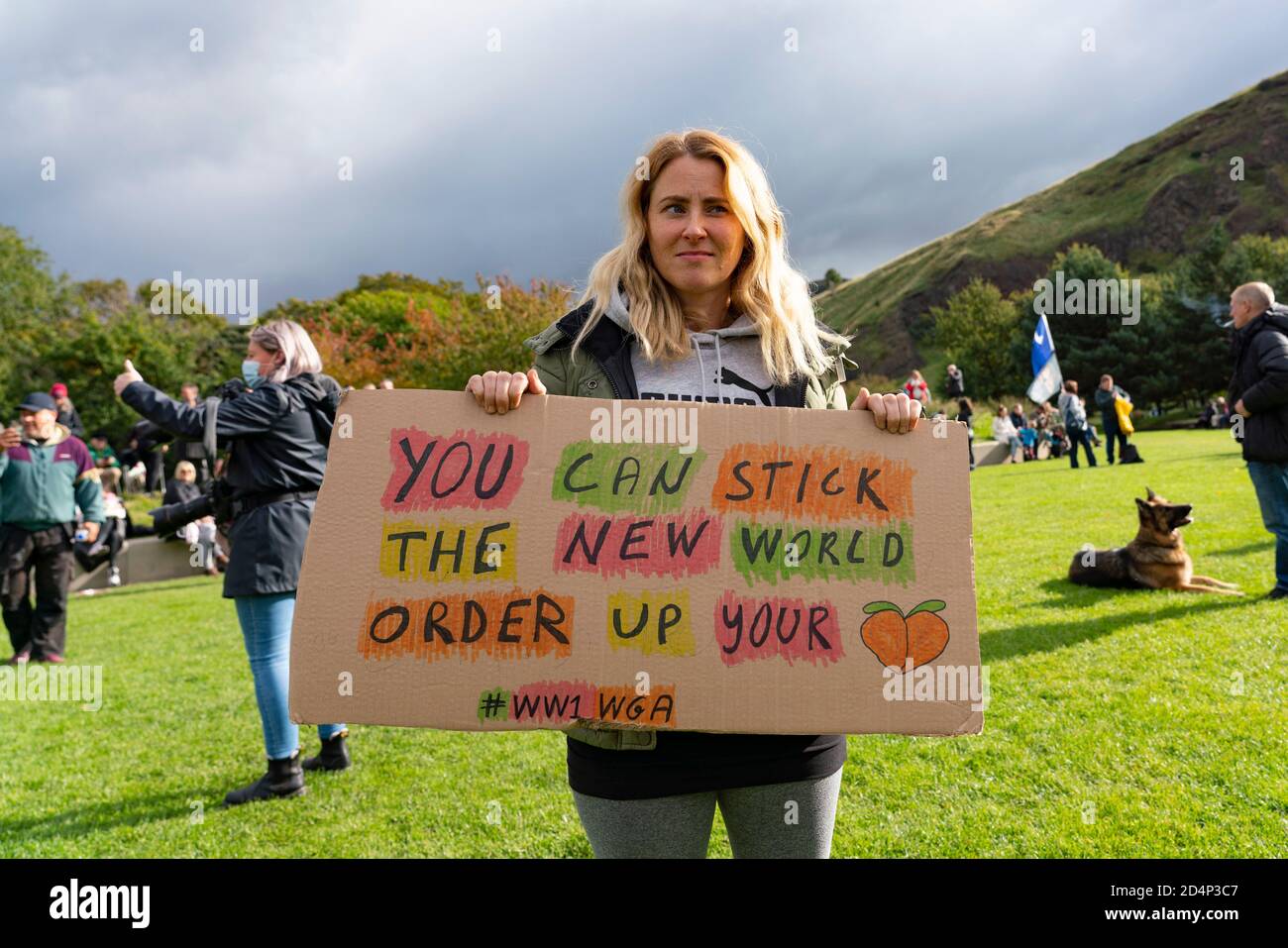 Edinburgh, Schottland, Großbritannien. 10. Oktober 2020. Anti-Lockdown, Anti-Impfung Anti-Facemask Demonstration von Verschwörungstheoretikern im schottischen Parlamentsgebäude in Holyrood in Edinburgh heute. Iain Masterton/Alamy Live News Stockfoto