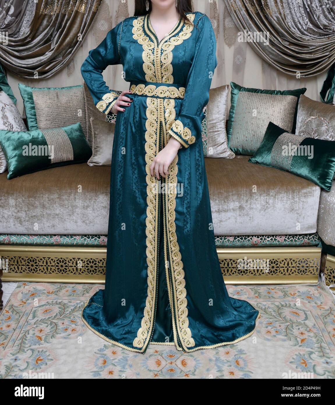 Der marokkanische Kaftan ist eine marokkanische Frauen traditionelle  Tracht. Es gilt als eine der ältesten traditionellen Kleidung der Welt  Stockfotografie - Alamy