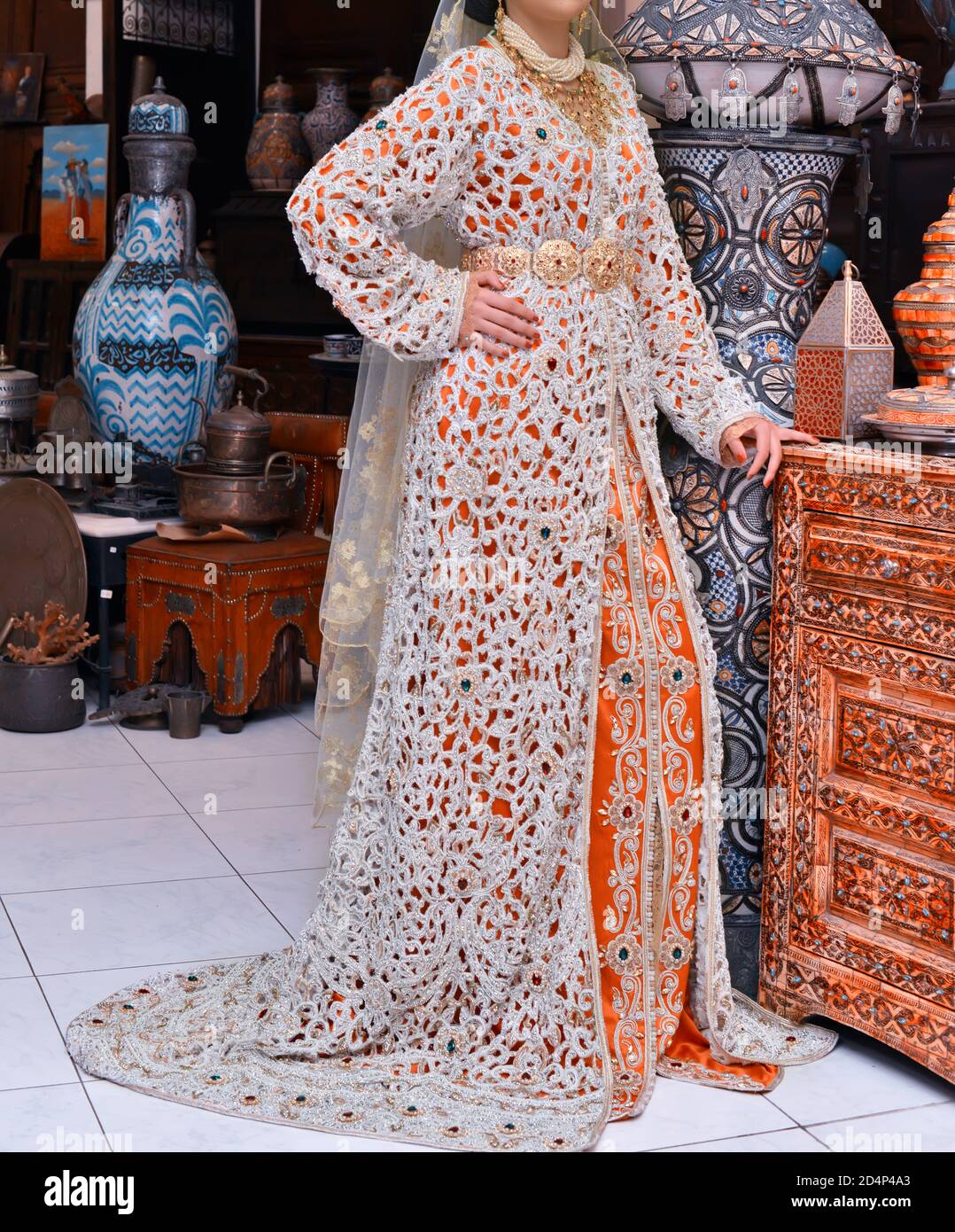 Der marokkanische Kaftan ist eine marokkanische Frauen traditionelle  Tracht. Es gilt als eine der ältesten traditionellen Kleidung der Welt  Stockfotografie - Alamy