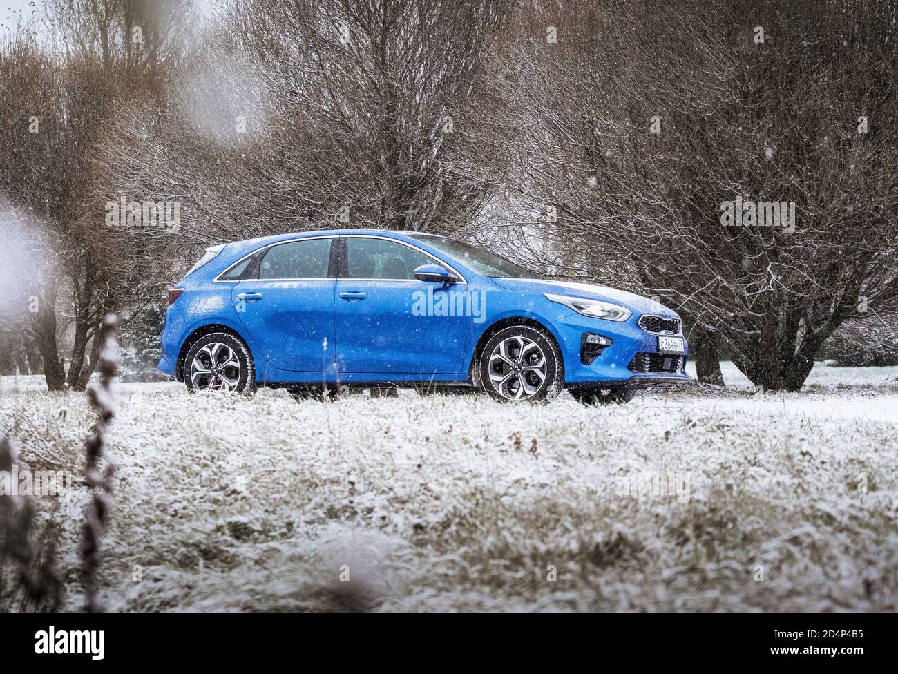 Minsk, Weißrussland - November 26, 2019: Kia Ceed Auto 2018 auf verschneiten Landstraße Stockfoto