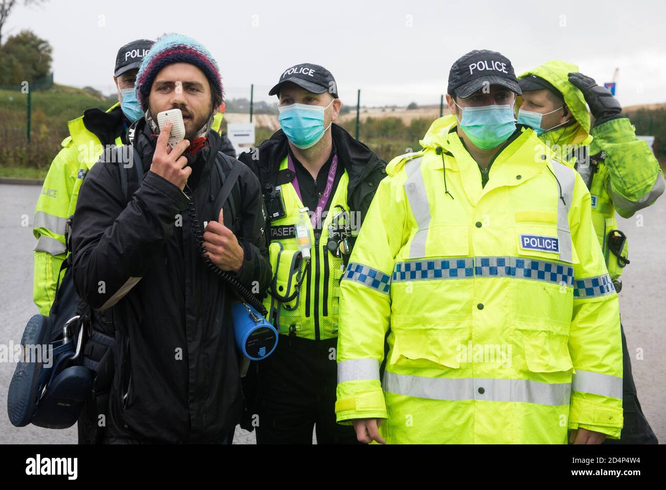 West Hyde, Großbritannien. September 2020. Polizeibeamte aus Hertfordshire rufen Abschnitt 14 des Public Order Act 1986 auf, um Anti-HS2-Aktivisten aus einem Bereich außerhalb eines von mehreren Eingängen zu entfernen, die von ihnen blockiert wurden, um den gesamten Tag über den Standort des Chiltern Tunnel South Portal für die Hochgeschwindigkeitsstrecke HS2 zu erreichen. Kredit: Mark Kerrison/Alamy Live Nachrichten Stockfoto