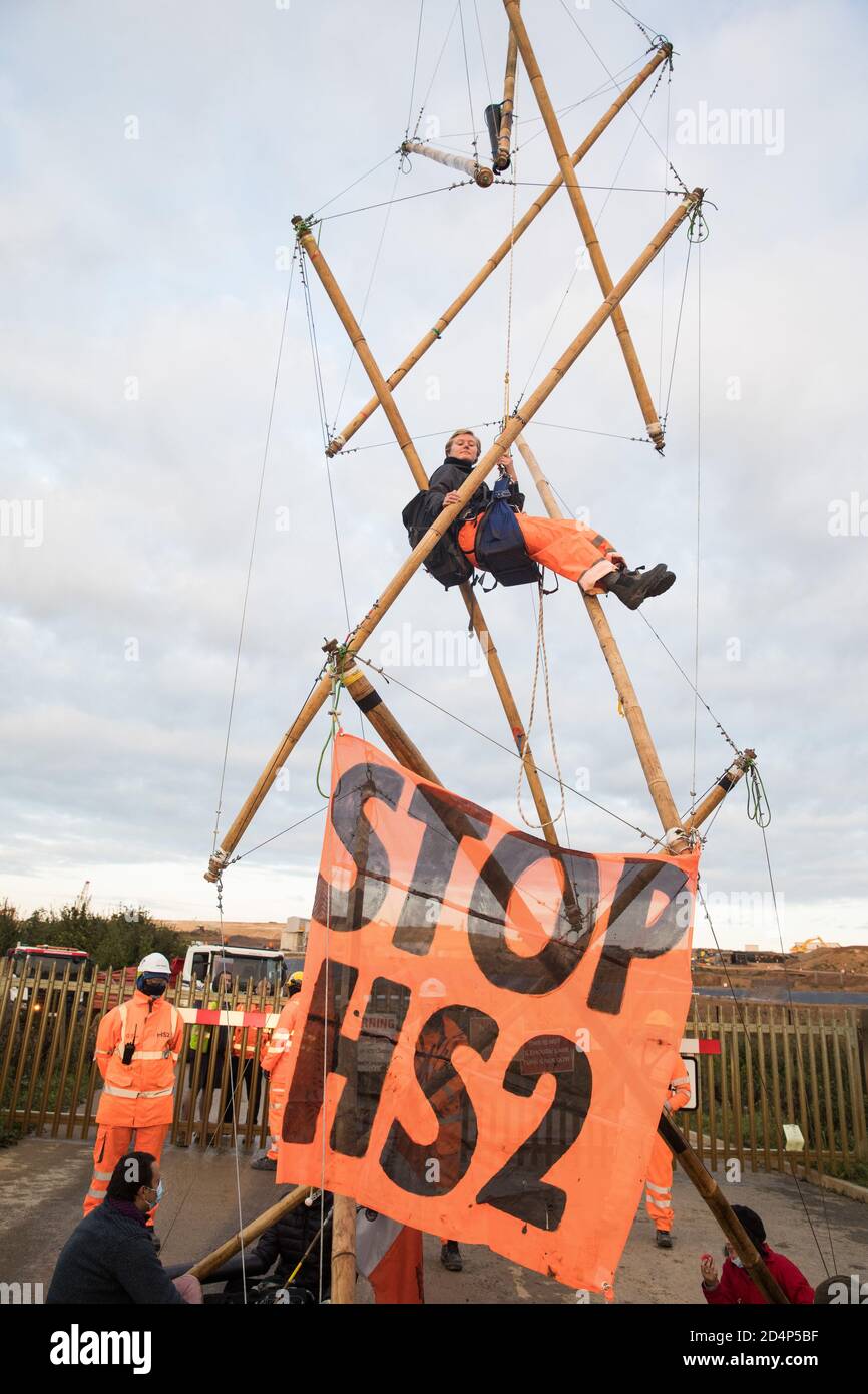 West Hyde, Großbritannien. September 2020. Anti-HS2-Aktivisten nutzen ein Stativ, um einen von mehreren Eingängen zu blockieren, die für die Hochgeschwindigkeits-Bahnverbindung HS2 zum Chiltern Tunnel South Portal gesperrt sind. Die Protestaktion, an dem Ort, von dem HS2 Ltd beabsichtigt, einen 10-Meilen-Tunnel durch die Chilterns zu bohren, Sollte Premierminister Boris Johnson daran erinnern, dass er sich verpflichtet hat, die Entwaldung aus den Lieferketten zu entfernen und 30 % des britischen Landes bis 2030 beim ersten UN-Biodiversitätsgipfel am 30. September rechtlich zu schützen. Kredit: Mark Kerrison/Alamy Live Nachrichten Stockfoto