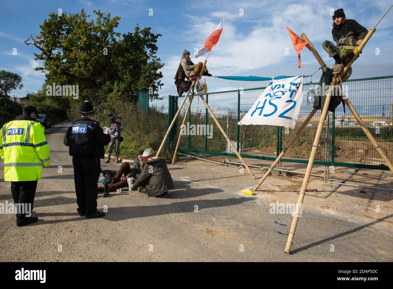 West Hyde, Großbritannien. September 2020. Anti-HS2-Aktivisten nutzen Stative, um einen von mehreren Eingängen zum Chiltern Tunnel South Portal für die HS2-Hochgeschwindigkeitsstrecke den ganzen Tag über zu blockieren. Die Protestaktion, an dem Ort, von dem HS2 Ltd beabsichtigt, einen 10-Meilen-Tunnel durch die Chilterns zu bohren, Sollte Premierminister Boris Johnson daran erinnern, dass er sich verpflichtet hat, die Entwaldung aus den Lieferketten zu entfernen und 30 % des britischen Landes bis 2030 beim ersten UN-Biodiversitätsgipfel am 30. September rechtlich zu schützen. Kredit: Mark Kerrison/Alamy Live Nachrichten Stockfoto