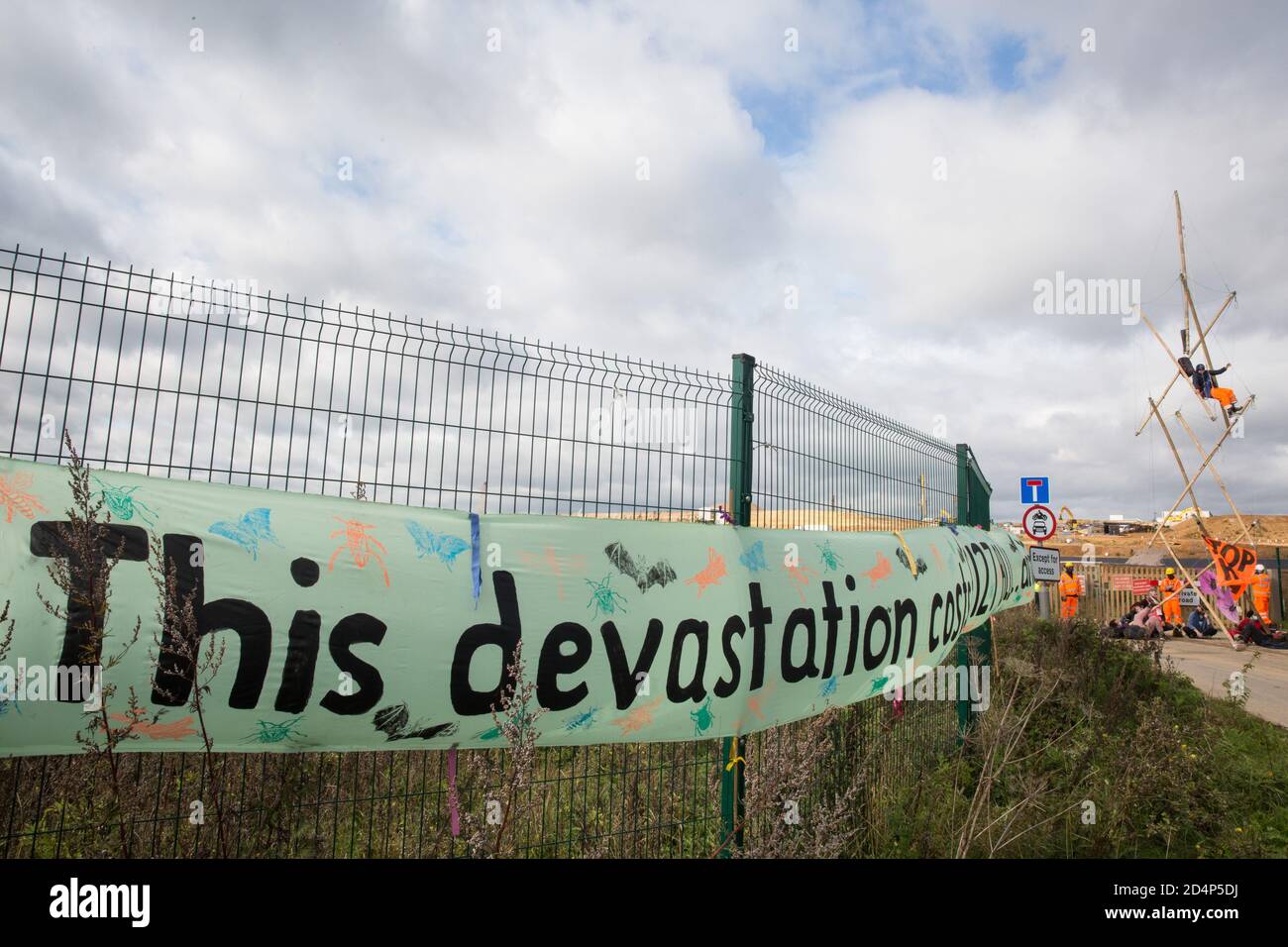 West Hyde, Großbritannien. September 2020. Anti-HS2-Aktivisten blockieren mit einem Stativ einen von mehreren Eingängen zum Chiltern Tunnel South Portal für die HS2-Hochgeschwindigkeitsstrecke den ganzen Tag über. Die Protestaktion, an dem Ort, von dem HS2 Ltd beabsichtigt, einen 10-Meilen-Tunnel durch die Chilterns zu bohren, Sollte Premierminister Boris Johnson daran erinnern, dass er sich verpflichtet hat, die Entwaldung aus den Lieferketten zu entfernen und 30 % des britischen Landes bis 2030 beim ersten UN-Biodiversitätsgipfel am 30. September rechtlich zu schützen. Kredit: Mark Kerrison/Alamy Live Nachrichten Stockfoto