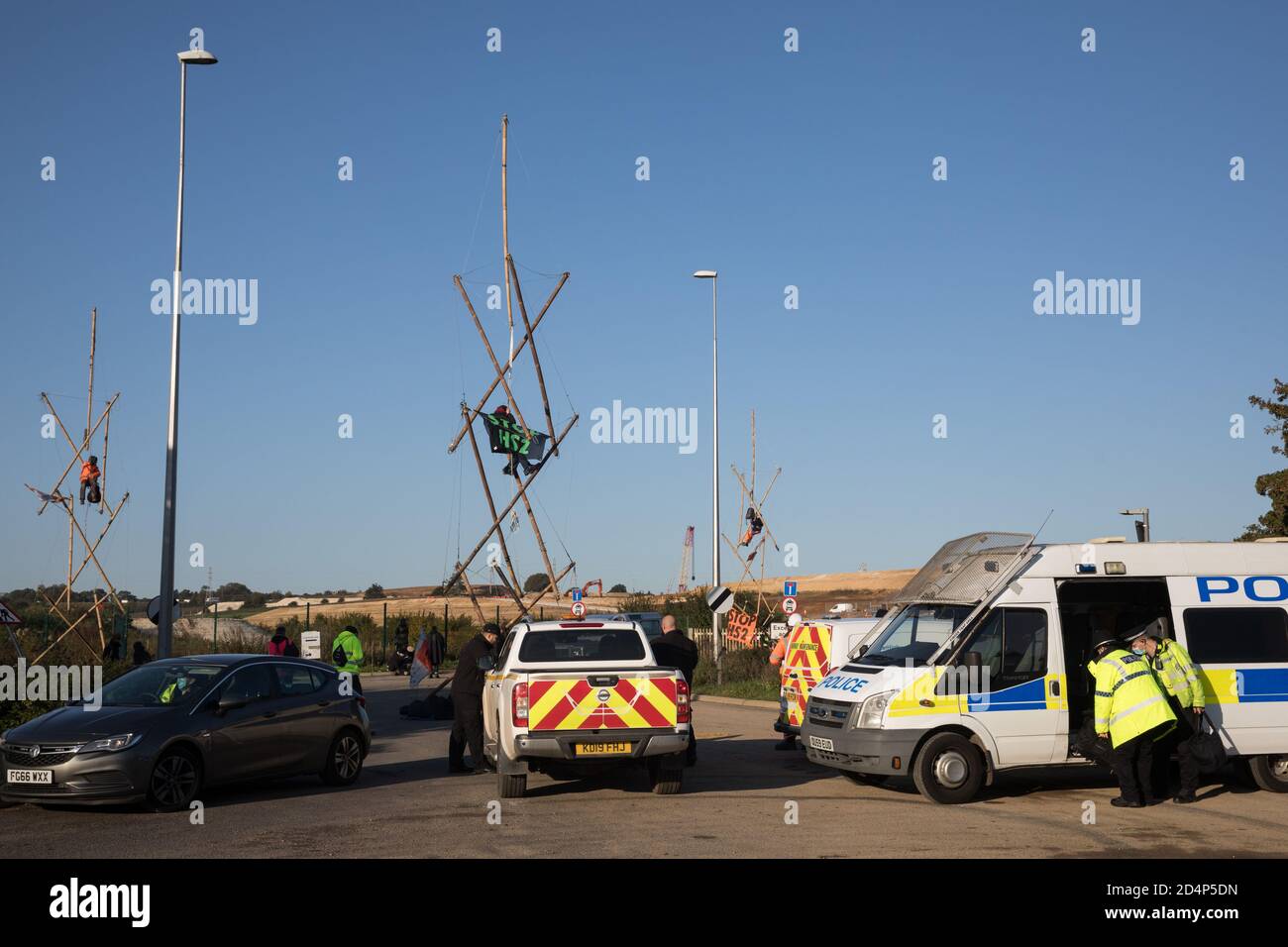 West Hyde, Großbritannien. September 2020. Anti-HS2-Aktivisten blockieren mit einem Stativ einen von mehreren Eingängen zum Chiltern Tunnel South Portal für die HS2-Hochgeschwindigkeitsstrecke den ganzen Tag über. Die Protestaktion, an dem Ort, von dem HS2 Ltd beabsichtigt, einen 10-Meilen-Tunnel durch die Chilterns zu bohren, Sollte Premierminister Boris Johnson daran erinnern, dass er sich verpflichtet hat, die Entwaldung aus den Lieferketten zu entfernen und 30 % des britischen Landes bis 2030 beim ersten UN-Biodiversitätsgipfel am 30. September rechtlich zu schützen. Kredit: Mark Kerrison/Alamy Live Nachrichten Stockfoto
