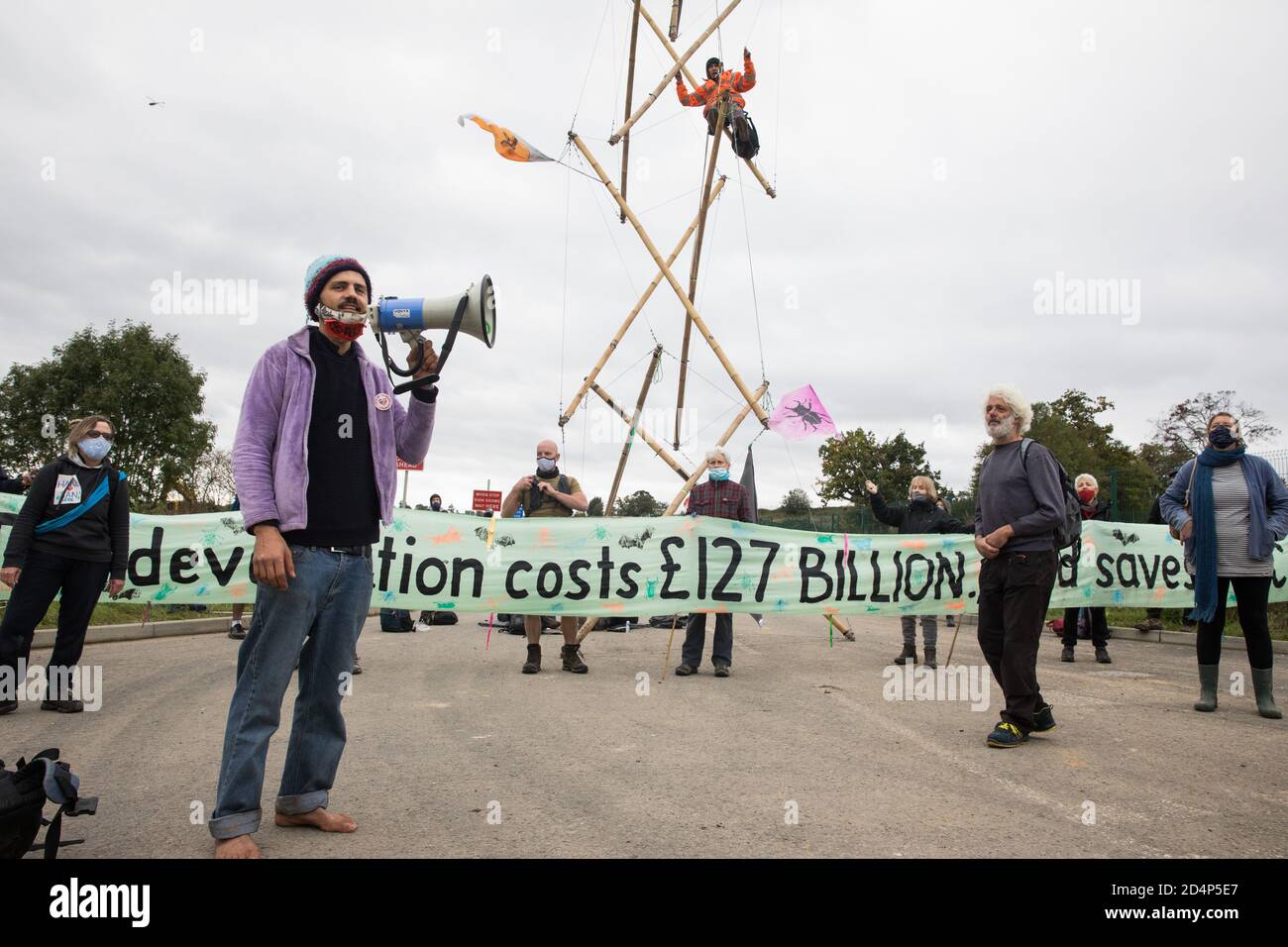 West Hyde, Großbritannien. September 2020. Anti-HS2-Aktivisten blockieren mit einem Stativ einen von mehreren Eingängen zum Chiltern Tunnel South Portal für die HS2-Hochgeschwindigkeitsstrecke den ganzen Tag über. Die Protestaktion, an dem Ort, von dem HS2 Ltd beabsichtigt, einen 10-Meilen-Tunnel durch die Chilterns zu bohren, Sollte Premierminister Boris Johnson daran erinnern, dass er sich verpflichtet hat, die Entwaldung aus den Lieferketten zu entfernen und 30 % des britischen Landes bis 2030 beim ersten UN-Biodiversitätsgipfel am 30. September rechtlich zu schützen. Kredit: Mark Kerrison/Alamy Live Nachrichten Stockfoto