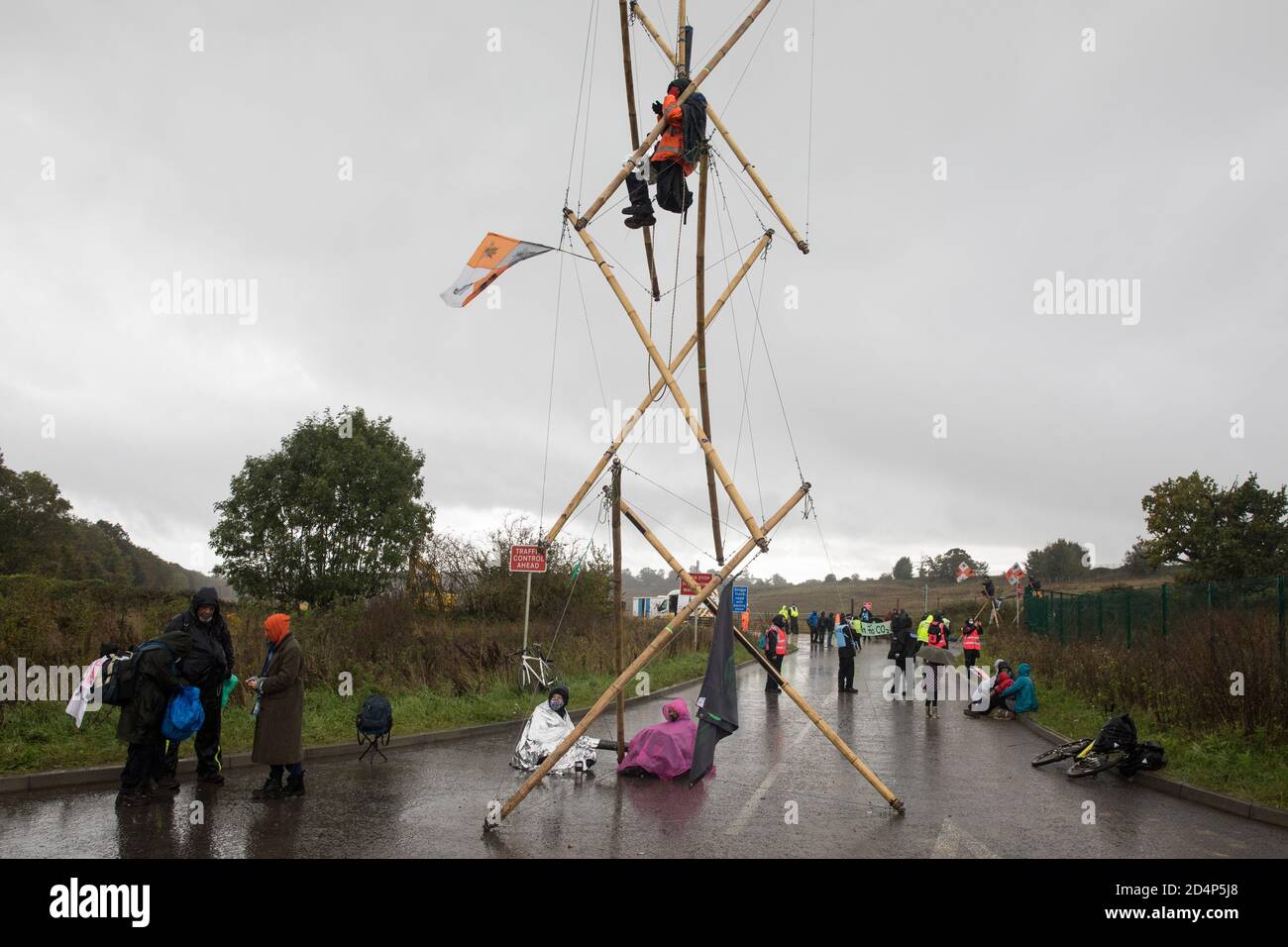 West Hyde, Großbritannien. September 2020. Anti-HS2-Aktivisten blockieren mit einem Stativ einen von mehreren Eingängen zum Chiltern Tunnel South Portal für die HS2-Hochgeschwindigkeitsstrecke den ganzen Tag über. Die Protestaktion, an dem Ort, von dem HS2 Ltd beabsichtigt, einen 10-Meilen-Tunnel durch die Chilterns zu bohren, Sollte Premierminister Boris Johnson daran erinnern, dass er sich verpflichtet hat, die Entwaldung aus den Lieferketten zu entfernen und 30 % des britischen Landes bis 2030 beim ersten UN-Biodiversitätsgipfel am 30. September rechtlich zu schützen. Kredit: Mark Kerrison/Alamy Live Nachrichten Stockfoto