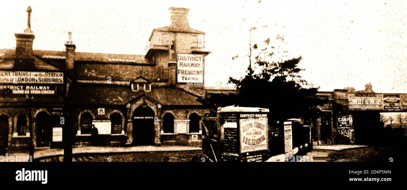 C1930 -der alte Chiswick Park Bahnhof vor dem Abriss. Der Bahnhof wurde am 1. Juli 1879 von der District Railway (DR, jetzt die District Line) eröffnet und hieß ursprünglich Acton Green. Im März 1887 wurde es in Chiswick Park und Acton Green umbenannt, als die Elektrifizierung begann. 1910 erhielt der Bahnhof seinen heutigen Namen. Zwischen 1931 und 1932 wurde der alte Bahnhof abgerissen und ein neuer gebaut. Der Designer des neuen Gebäudes war Charles Holden, der sich für ein damals hochmodernes Design aus Ziegel, Beton und Glas entschied. Ein Foto der NEUEN CHISWICK GREEN Station ist auf Alamy verfügbar Stockfoto