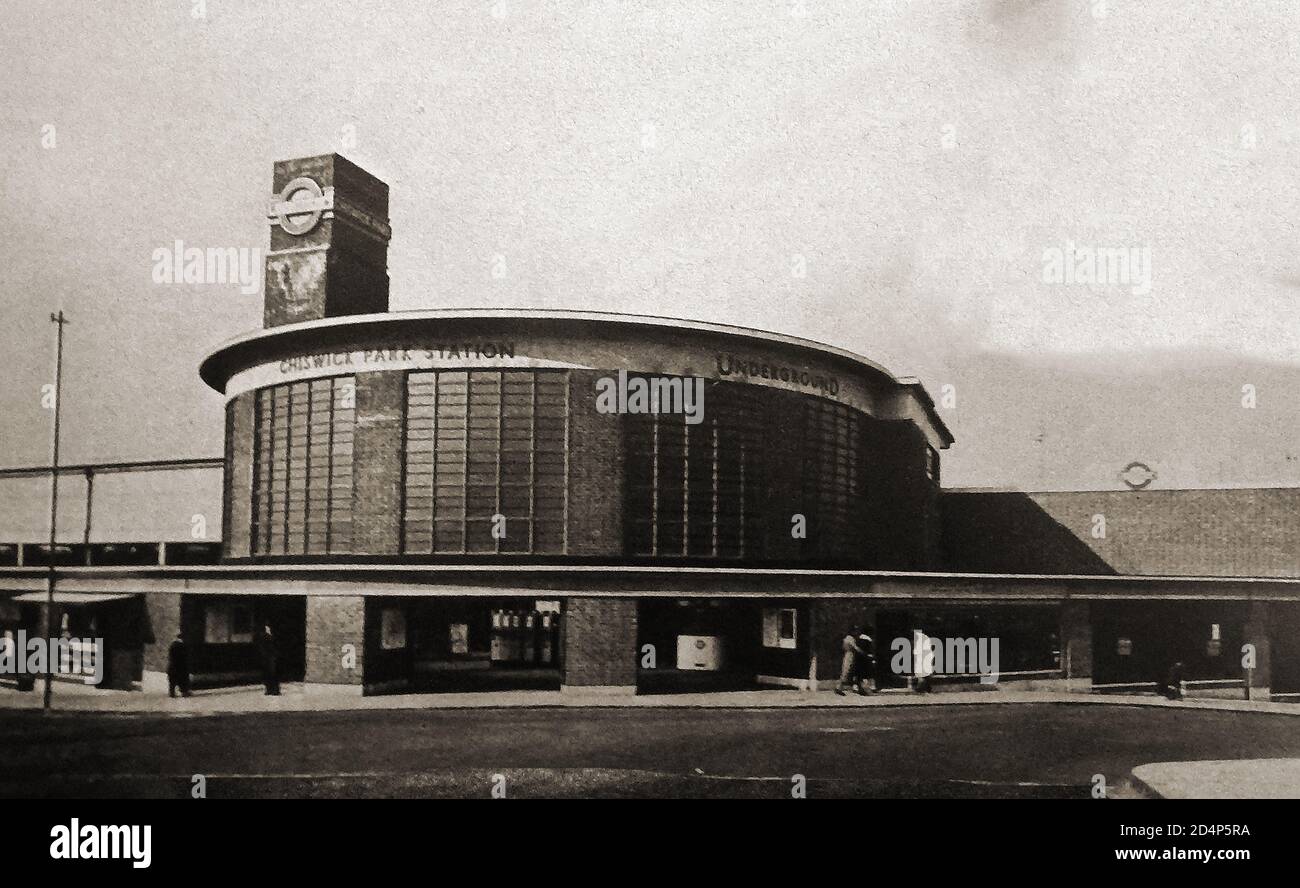 1932 - der neue Bahnhof Chiswick Park kurz nach dem Umbau. Der Bahnhof wurde am 1. Juli 1879 von der District Railway (DR, jetzt die District Line) eröffnet und hieß ursprünglich Acton Green. Im März 1887 wurde es in Chiswick Park und Acton Green umbenannt, als die Elektrifizierung begann. 1910 erhielt der Bahnhof seinen heutigen Namen. Zwischen 1931 und 1932 wurde der alte Bahnhof abgerissen und ein neuer gebaut. Der Designer war Charles Holden, der sich für ein damals hochmodernes Design aus Ziegel, Beton und Glas entschied. Ein Foto der ALTEN CHISWICK GREEN Station ist auf Alamy verfügbar Stockfoto