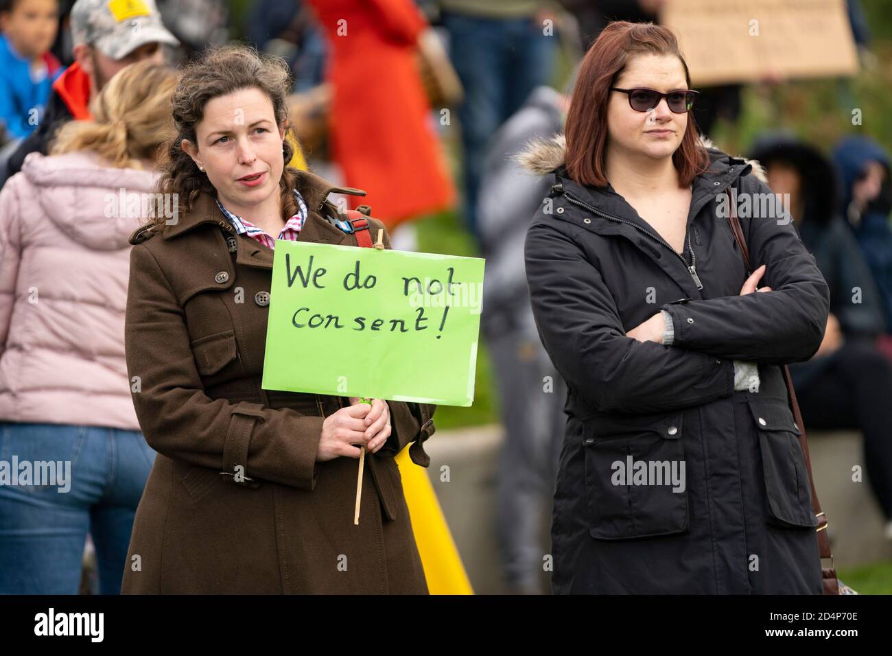 Edinburgh, Schottland, Großbritannien. 10. Oktober 2020. Anti-Lockdown, Anti-Impfung Anti-Facemask Demonstration von Verschwörungstheoretikern im schottischen Parlamentsgebäude in Holyrood in Edinburgh heute. Iain Masterton/Alamy Live News Stockfoto