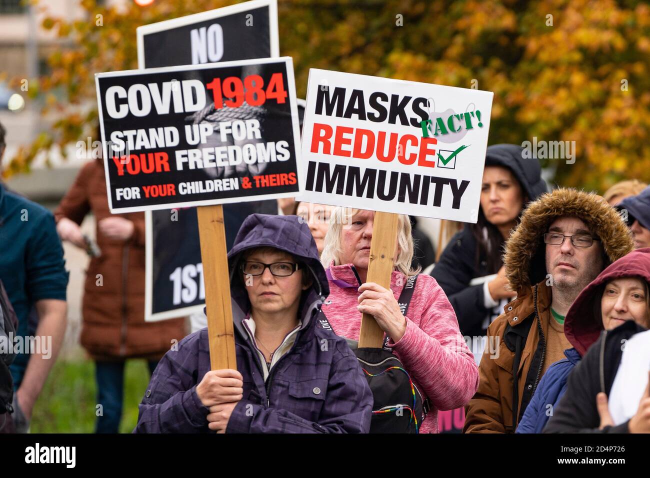 Edinburgh, Schottland, Großbritannien. 10. Oktober 2020. Anti-Lockdown, Anti-Impfung Anti-Facemask Demonstration von Verschwörungstheoretikern im schottischen Parlamentsgebäude in Holyrood in Edinburgh heute. Iain Masterton/Alamy Live News Stockfoto