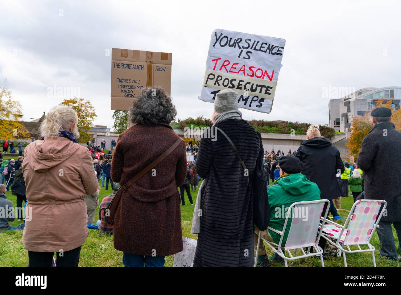 Edinburgh, Schottland, Großbritannien. 10. Oktober 2020. Anti-Lockdown, Anti-Impfung Anti-Facemask Demonstration von Verschwörungstheoretikern im schottischen Parlamentsgebäude in Holyrood in Edinburgh heute. Iain Masterton/Alamy Live News Stockfoto