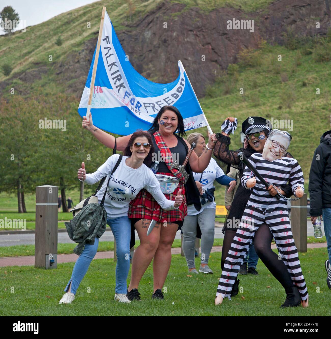 Demonstranten vor dem schottischen Parlament in Edinburgh, Schottland, Großbritannien. 10. Oktober 2020. Organisiert von Schottland gegen Lockdown, die das obligatorische Tragen von Gesichtsmasken für nicht notwendig halten und nicht mit dem Scottish & U.K Governments Coronavirus Act und Lockdown einverstanden sind. Quelle: Arch White/ Alamy Live News Stockfoto