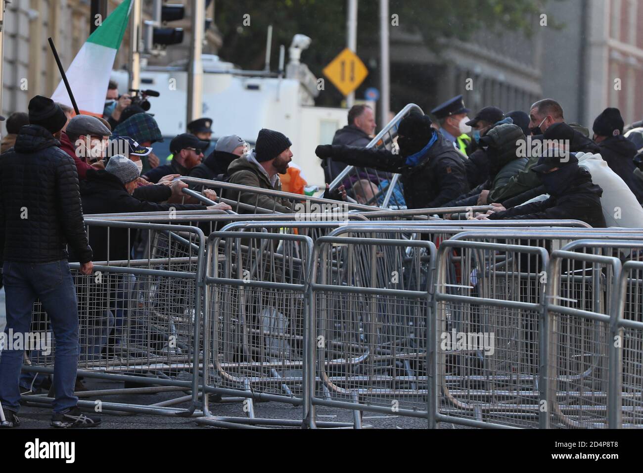 Anti-Lockdown-Demonstranten (ganz links) stoßen bei einem Anti-Lockdown-Protest vor dem Leinster House, Dublin, mit Gegendemonstranten (ganz rechts) zusammen, da Irland nach wie vor landesweit an einer Stufe-3-Coronavirus-Sperre erkrankt ist. Stockfoto