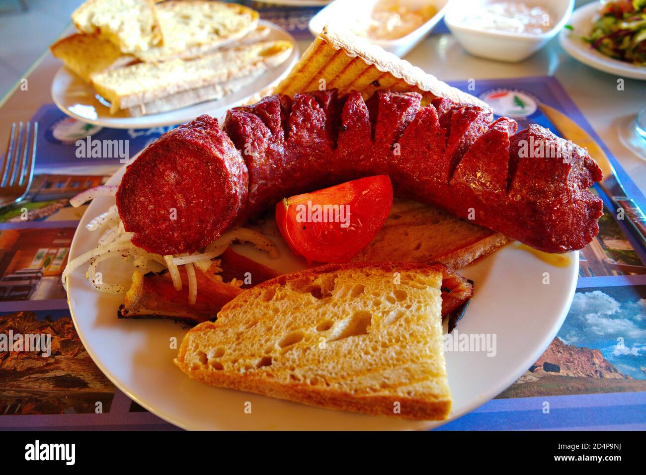 türkische Wurst-Begräbnis-Gericht, zubereitet mit Asche und Glut Stockfoto