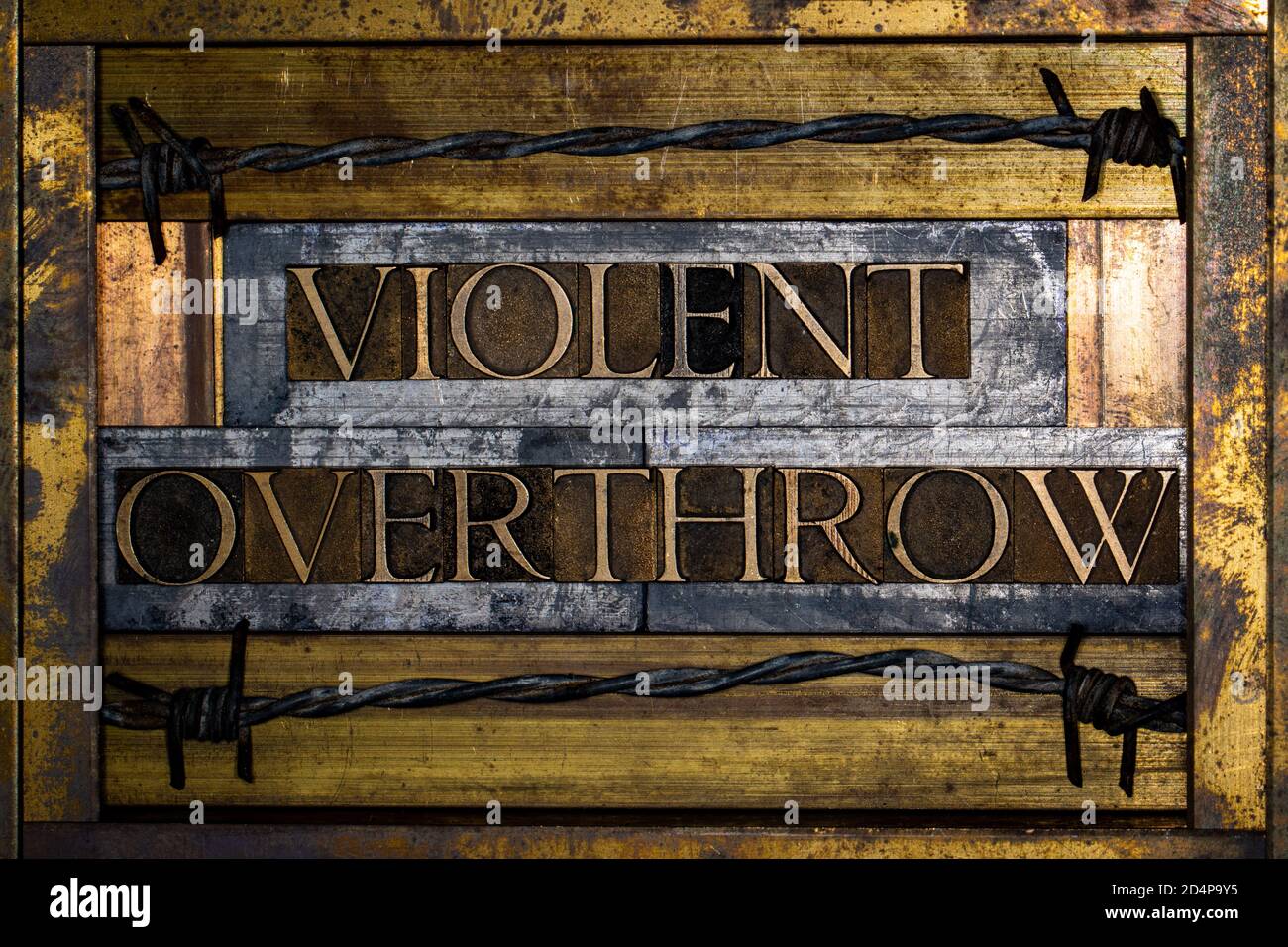 Foto von echten authentischen Satzbuchstaben bilden gewaltsamen Umsturz Text Auf vintage texturierten Grunge Kupfer und Gold Hintergrund Stockfoto