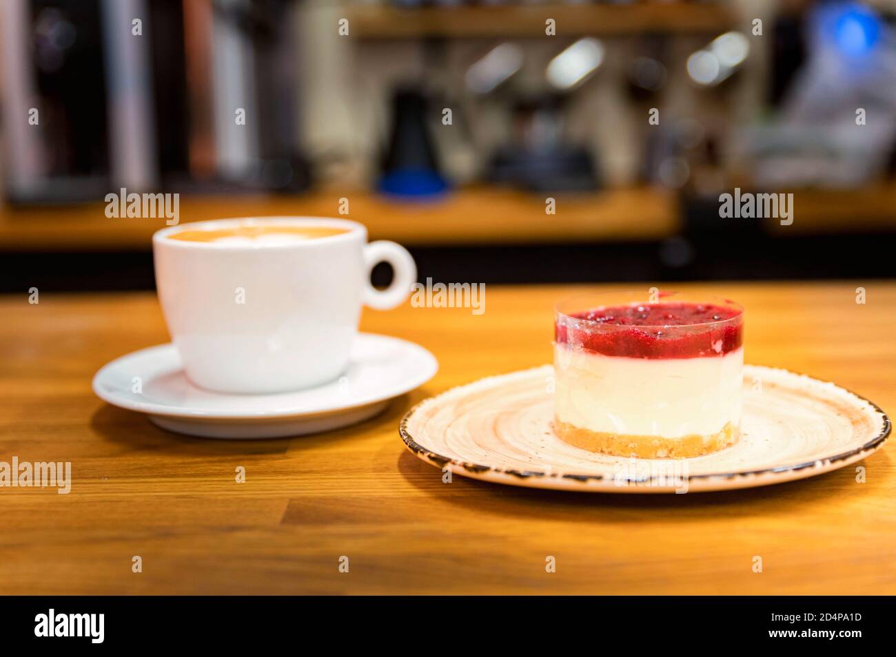 Vanillekuchen mit Tasse Kaffee auf dem Hintergrund. Cappuccino Stockfoto