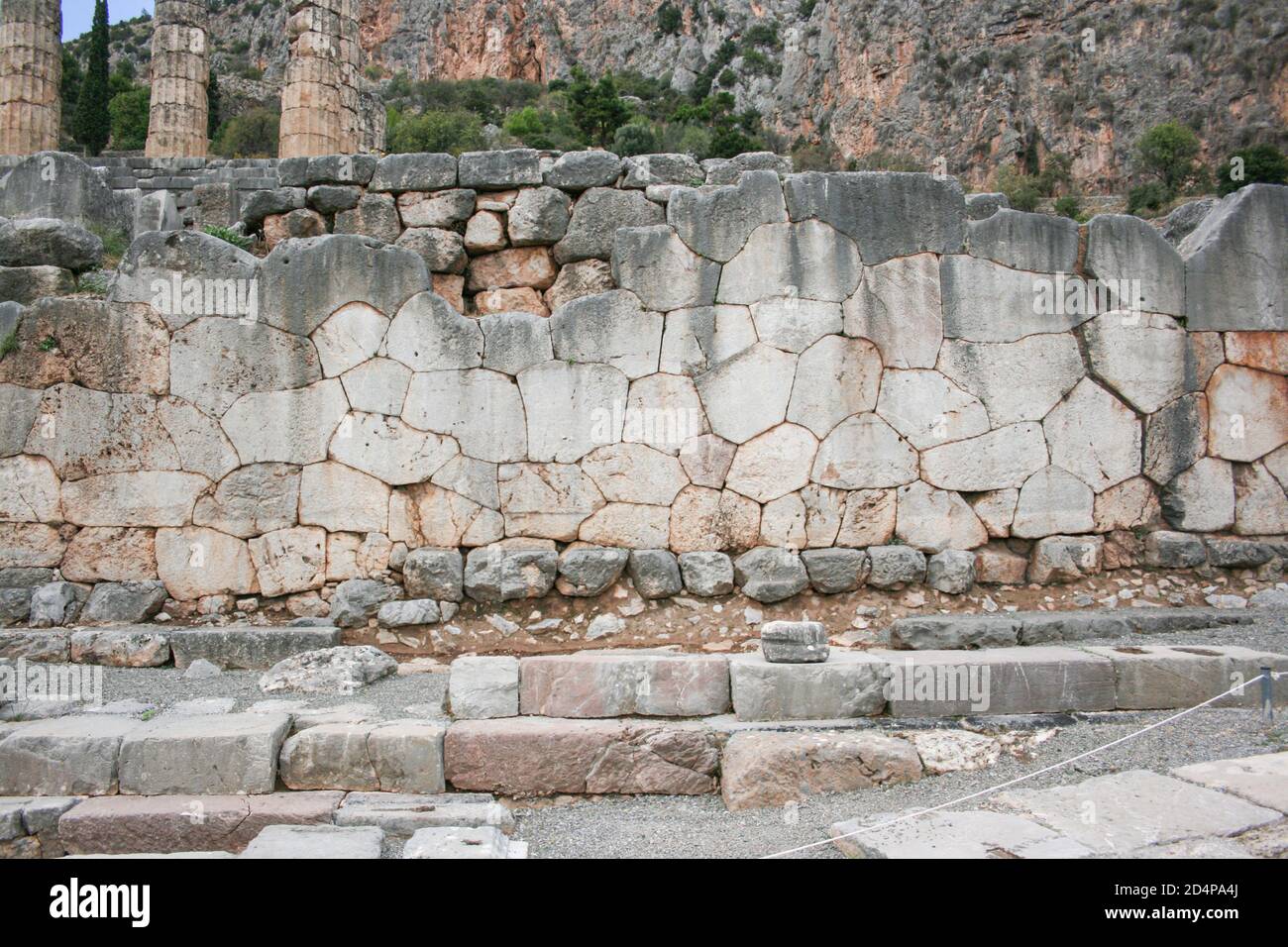 Die Stoa der Athener in der archäologischen Stätte von Delphi. Stockfoto