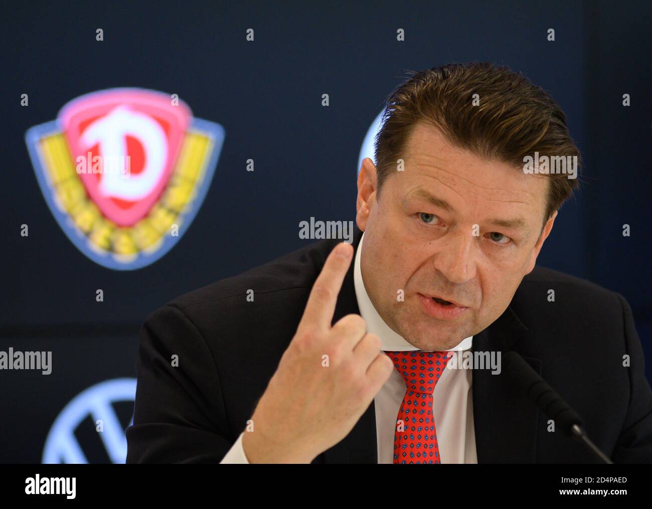 Dresden, Deutschland. Oktober 2020. Fußball: 3. Liga, Pressekonferenz zum 4. Spieltag vor dem SG Dynamo Dresden - 1. FC Magdeburg Spiel in der transparenten VW Manufaktur. Holger Scholze, Präsident der SG Dynamo Dresden, steht während der Pressekonferenz auf dem Podium. Quelle: Robert Michael/dpa-Zentralbild/dpa/Alamy Live News Stockfoto