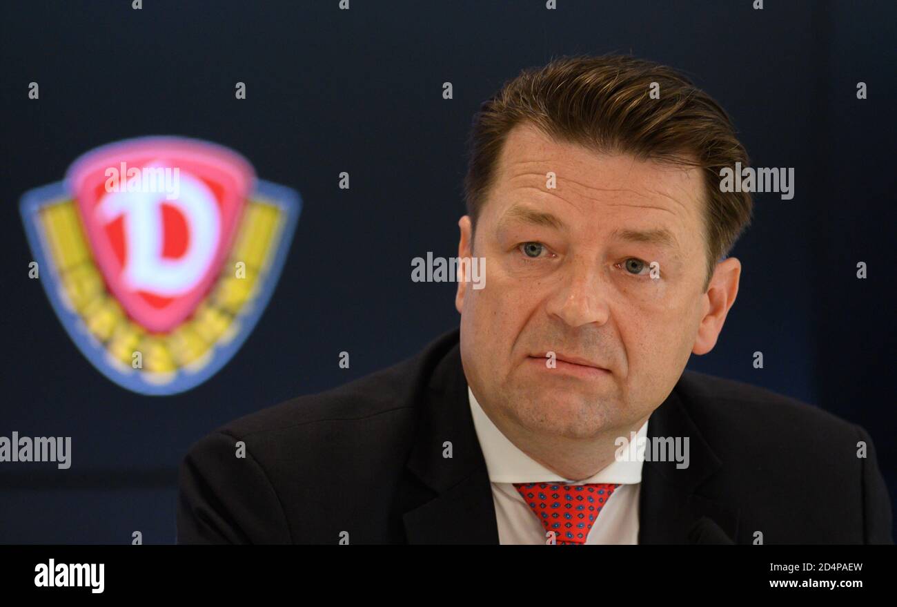 Dresden, Deutschland. Oktober 2020. Fußball: 3. Liga, Pressekonferenz zum 4. Spieltag vor dem SG Dynamo Dresden - 1. FC Magdeburg Spiel in der transparenten VW Manufaktur. Holger Scholze, Präsident der SG Dynamo Dresden, sitzt während der Pressekonferenz auf dem Podium. Quelle: Robert Michael/dpa-Zentralbild/dpa/Alamy Live News Stockfoto