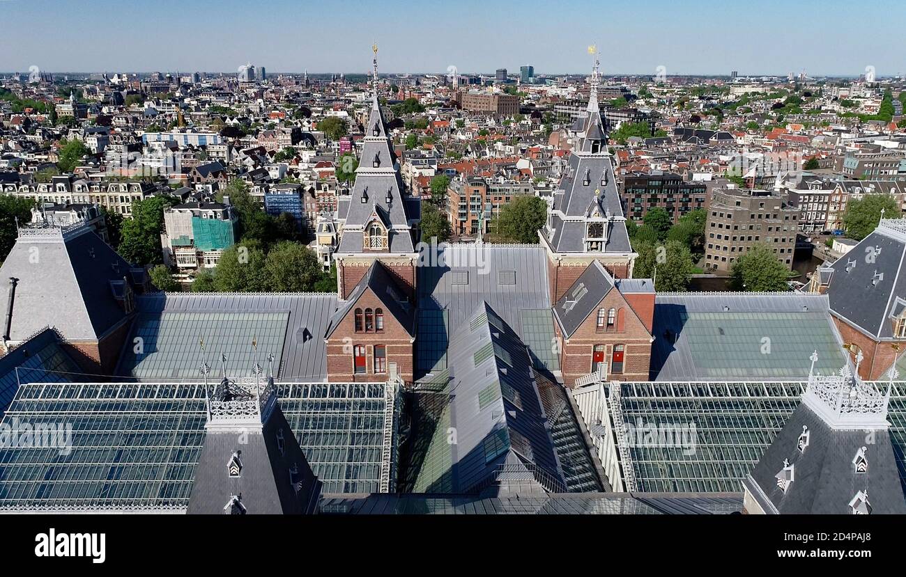 Luftaufnahme des Rijksmuseum in Amsterdam, Niederlande. Holländisches Nationalmuseum und Panoramablick auf Amsterdam. Berühmter Ort in Amsterdam zu besuchen Stockfoto