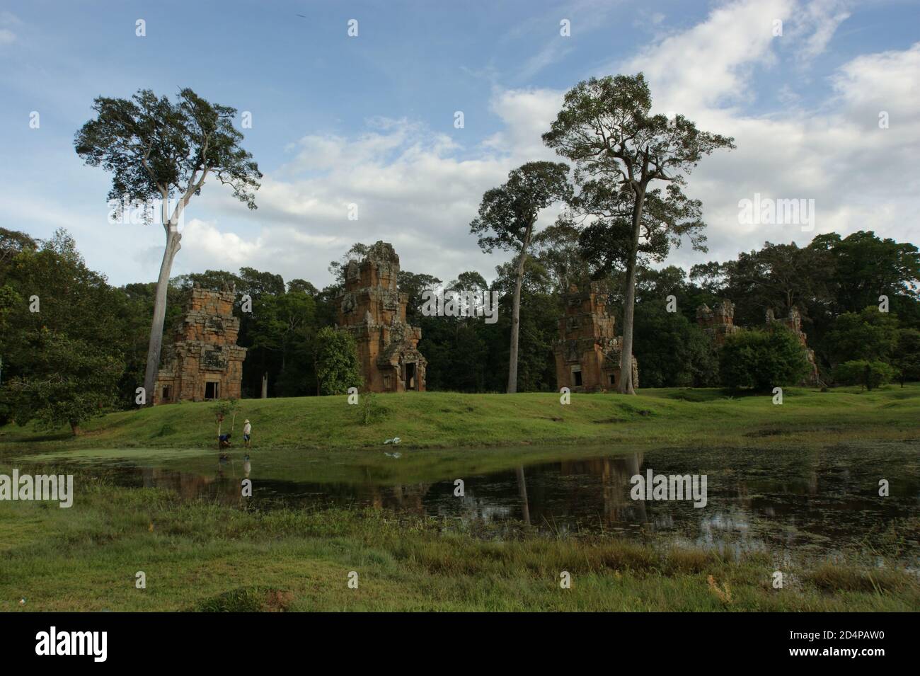 Prasat Suor Prat Türme und lokale Fischer spiegeln sich in den Gewässern. Stockfoto