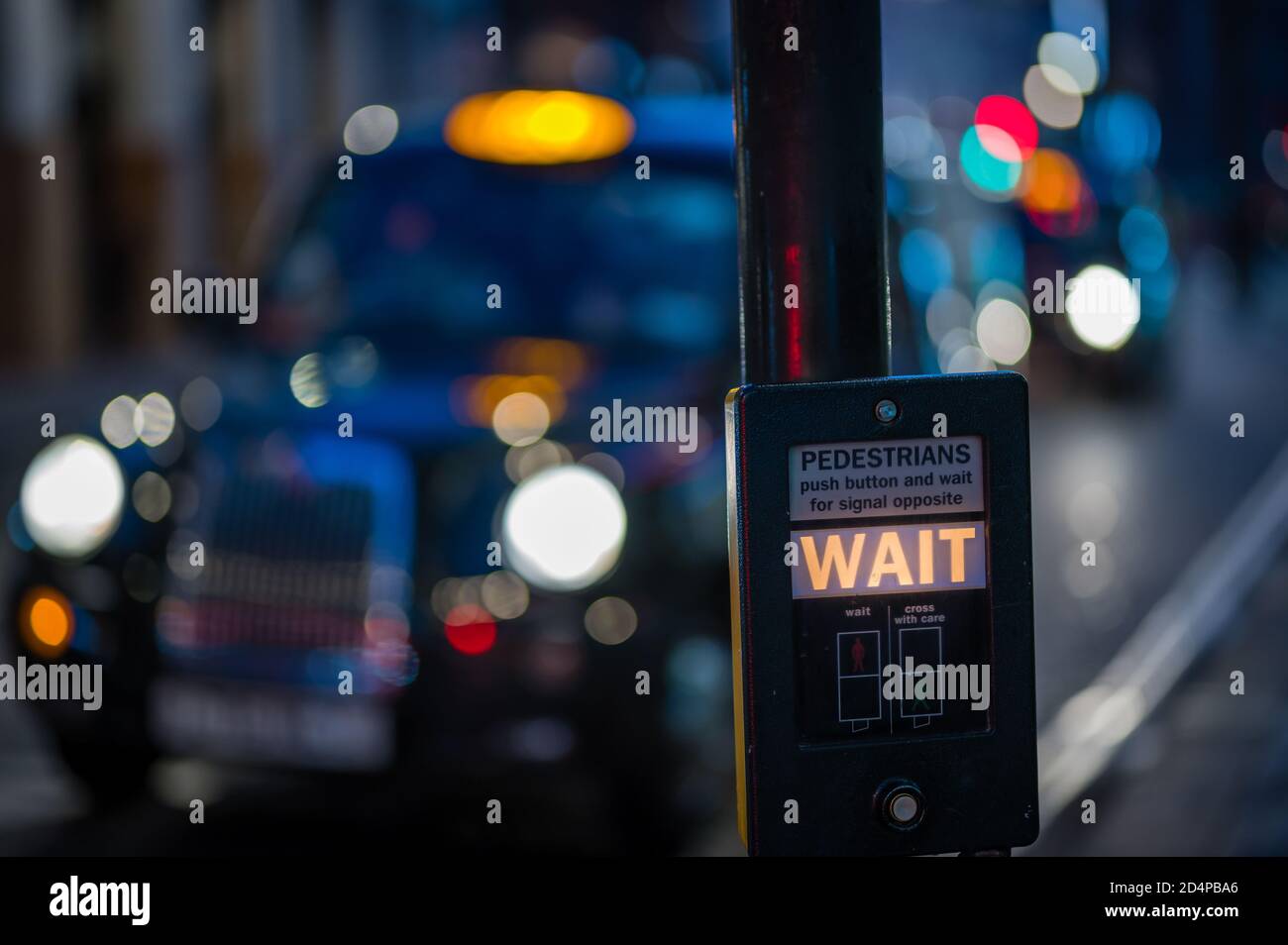 Wartschild an einer Ampelhaltestelle in London Stockfoto