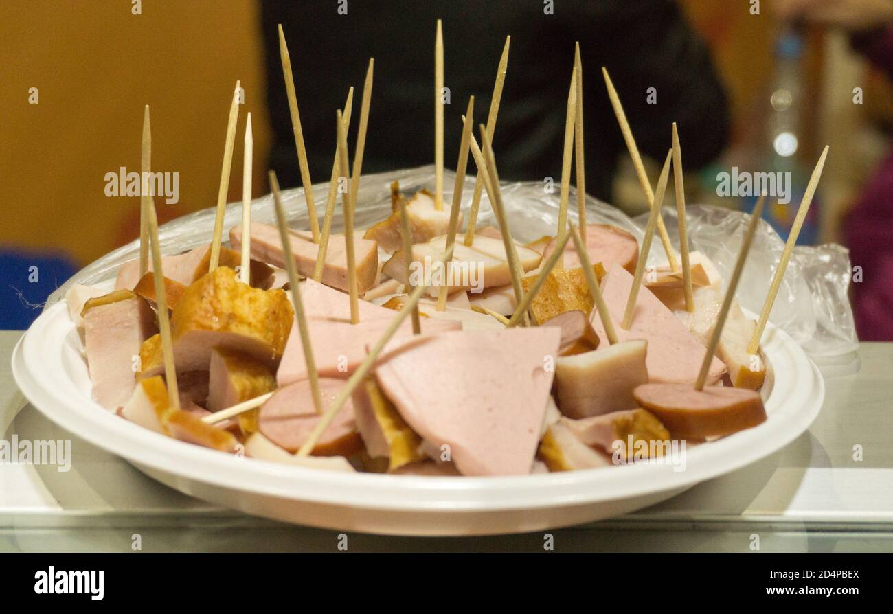 Fleisch zum Verkosten auf einem Teller mit Spiessen geschnitten Stockfoto