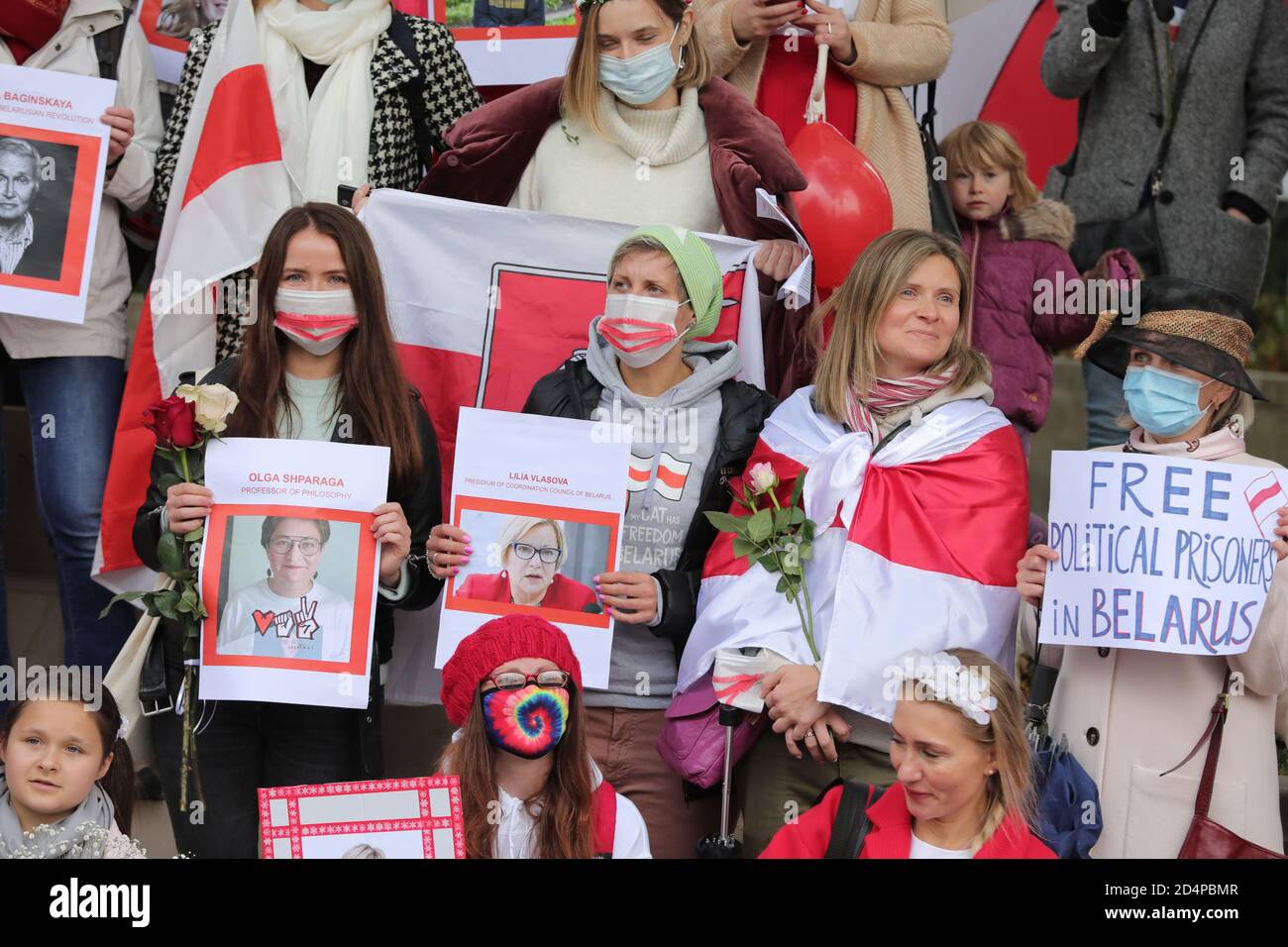 Frauen mit Plakaten marschieren solidarisch mit den Frauen von Belarus in die Downing Street, London. Stockfoto