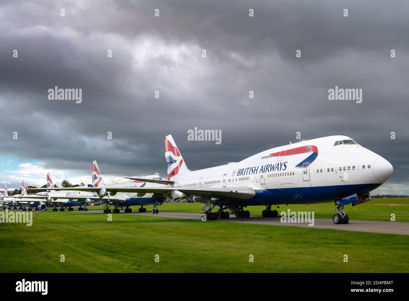 Samstag, 10. Oktober 2020. Sturmwolken sammeln sich über der letzten Ruhestätte der legendären British Airways Boeing 747 'Jumbo Jet'-Flotte, während sie auf dem Asphalt warten, um am Cotswold Airport in der Nähe von Kemble in Gloucestershire verschrottet zu werden. Quelle: Terry Mathews/Alamy Live News Stockfoto