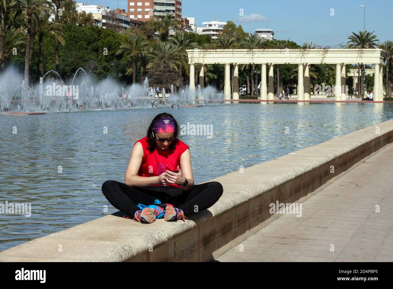 Frau mit Telefon Valencia Turia River Gardens Stockfoto