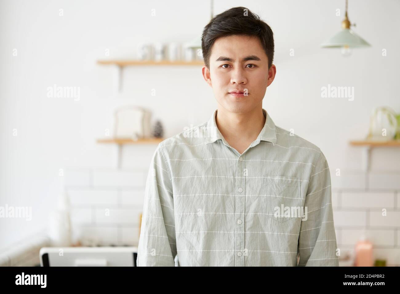Porträt eines jungen asiatischen Mannes, der die Kamera anschaut Stockfoto