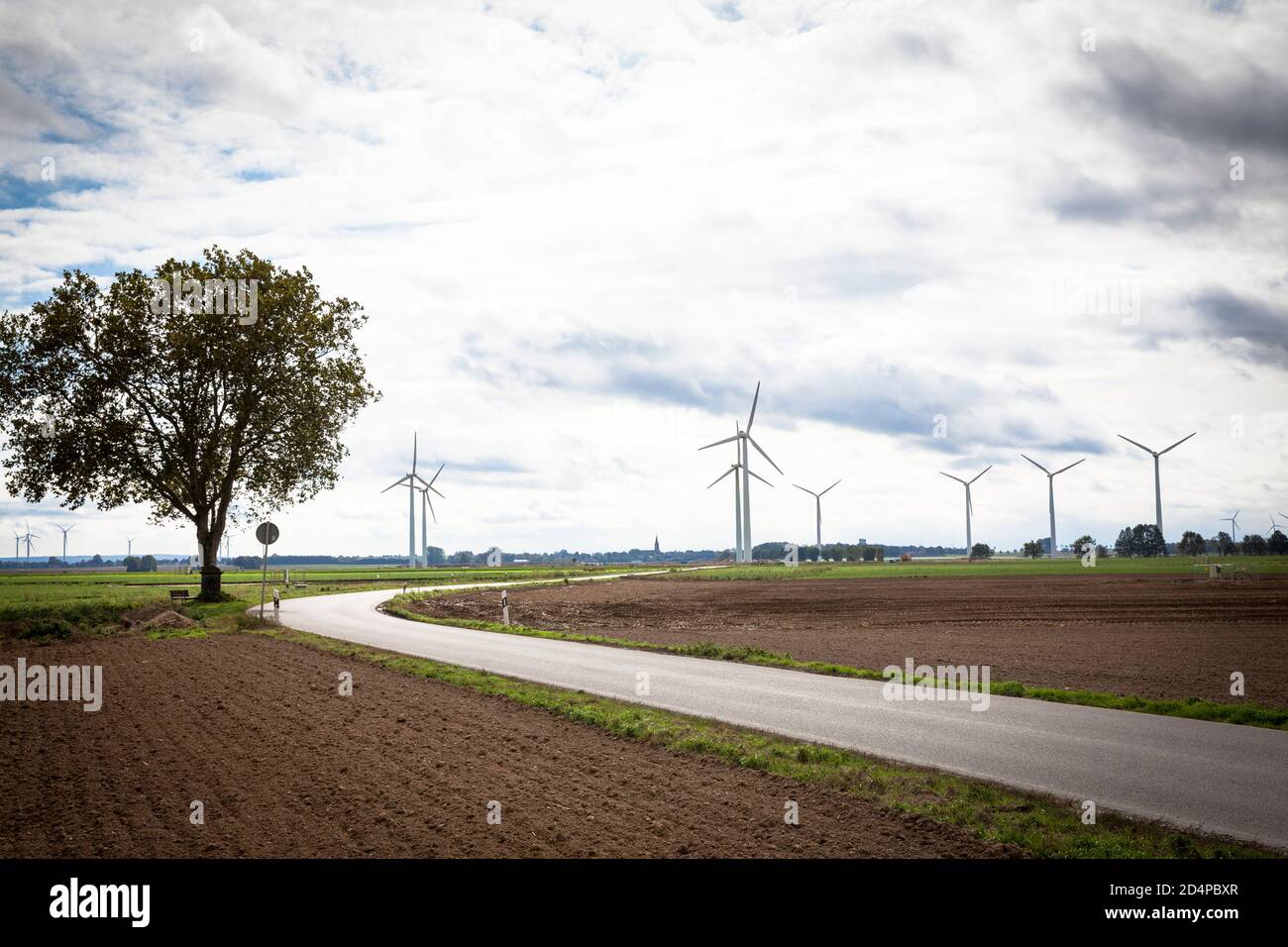Windkraftanlagen bei Erkelenz, Nordrhein-Westfalen, Deutschland. Windkraftanlagen bei Erkelenz, Nordrhein-Westfalen, Deutschland. Stockfoto