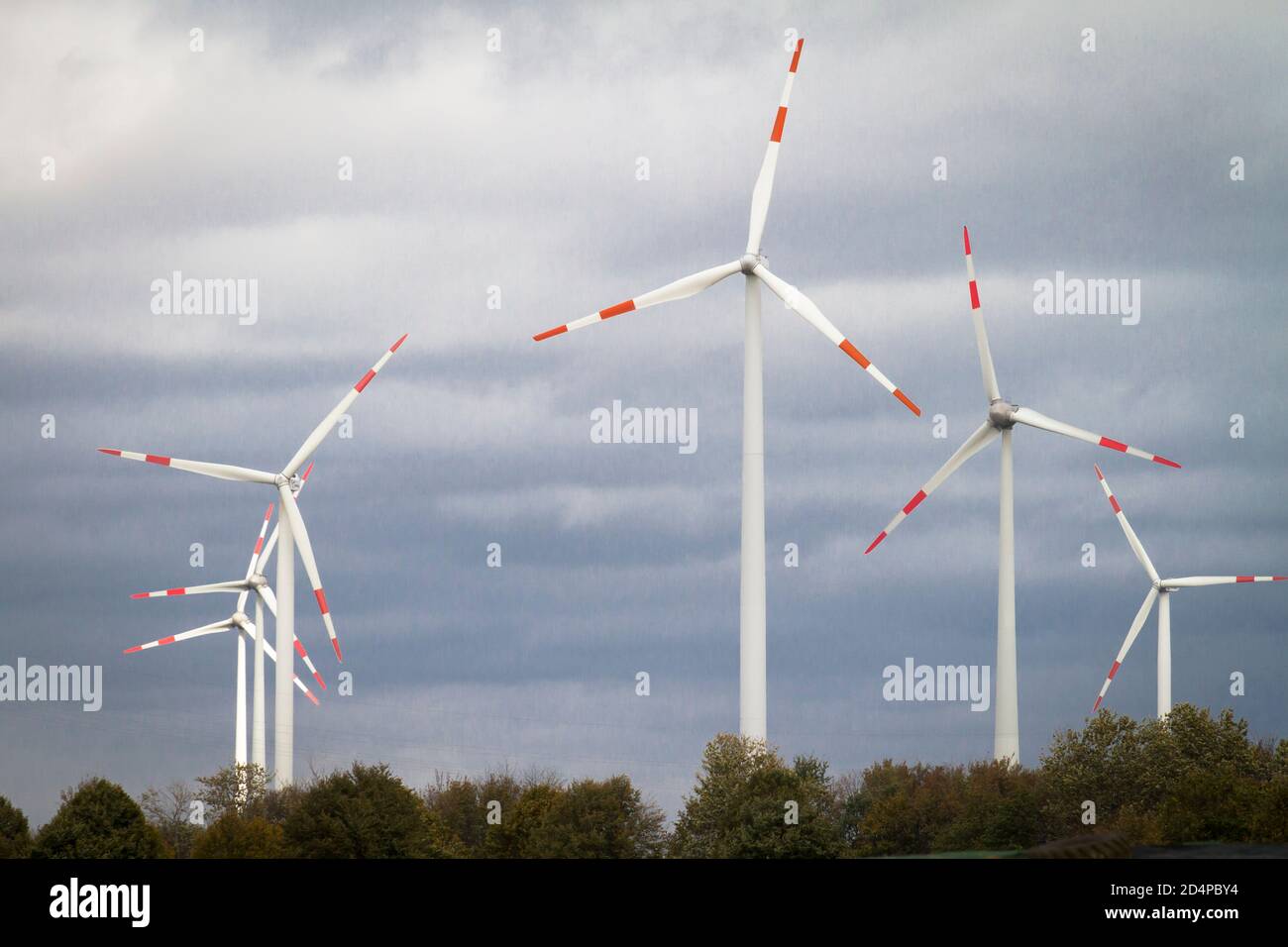 Windkraftanlagen bei Erkelenz, Nordrhein-Westfalen, Deutschland. Windkraftanlagen bei Erkelenz, Nordrhein-Westfalen, Deutschland. Stockfoto
