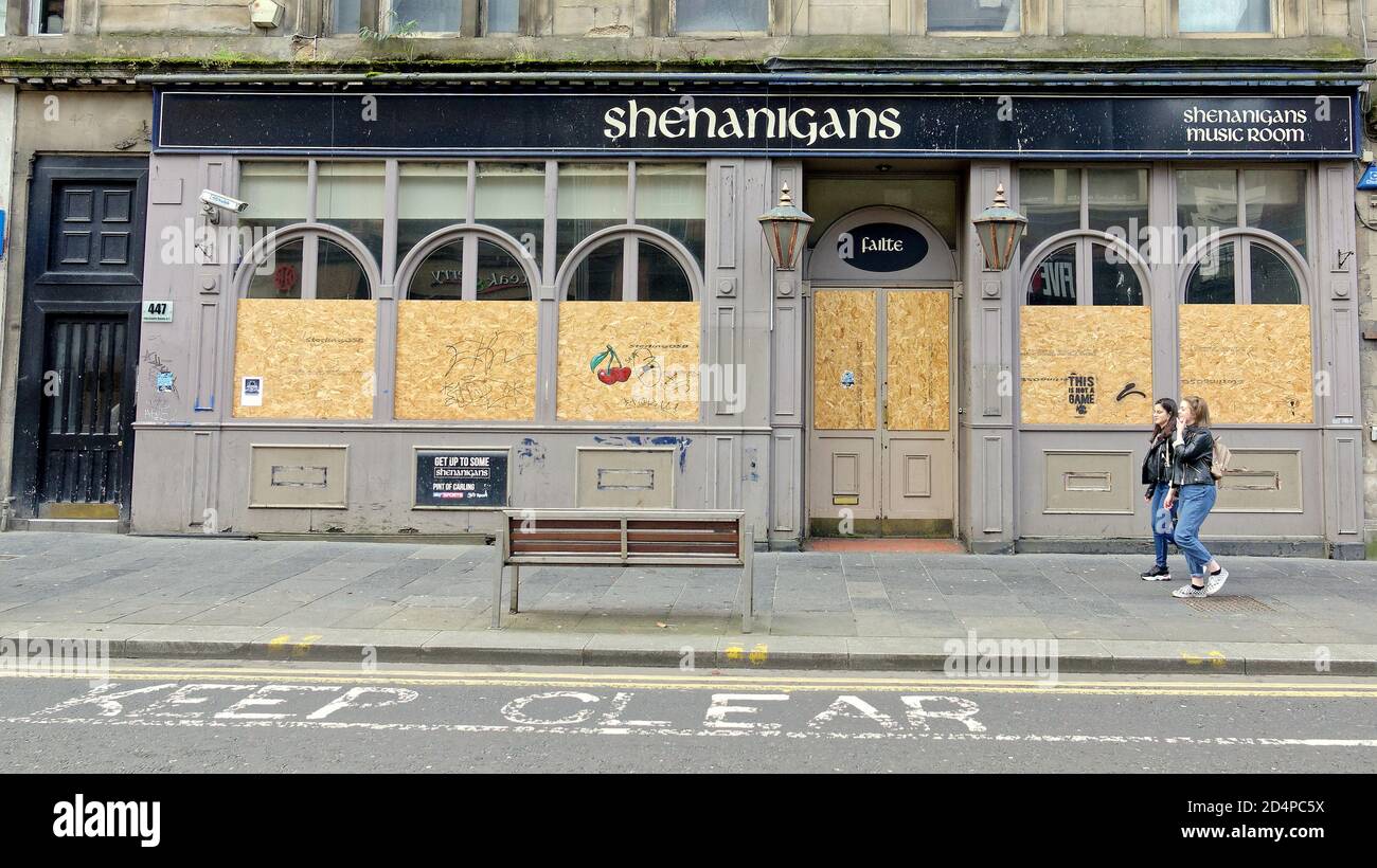 Glasgow, Schottland, Großbritannien, 10. Oktober 2020:Neue Regeln sahen Pubs geschlossen mit Cafés geöffnet, als Menschen wanderten die Stadt unter den neuen Beschränkungen. Quelle: Gerard Ferry/Alamy Live News Stockfoto